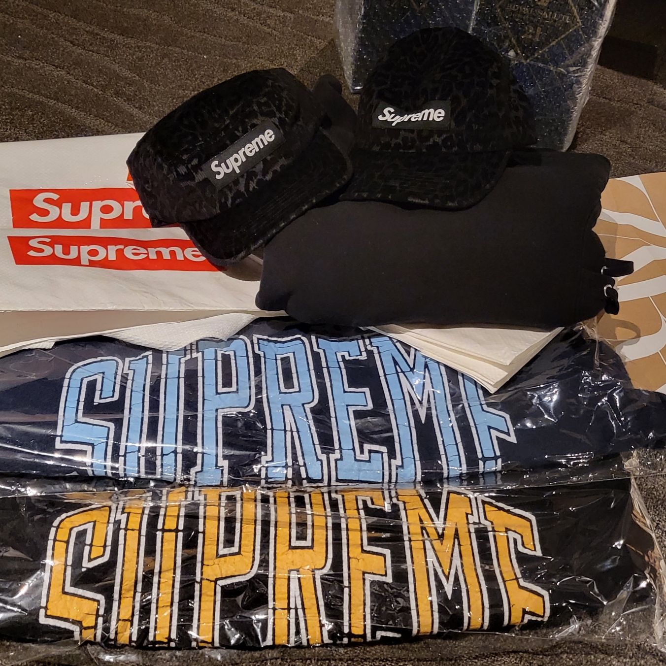 Supreme Inside Out Crewneck Navy - 23FW, Supreme Inside Out Crewneck Black - 23FW 착용 스타일