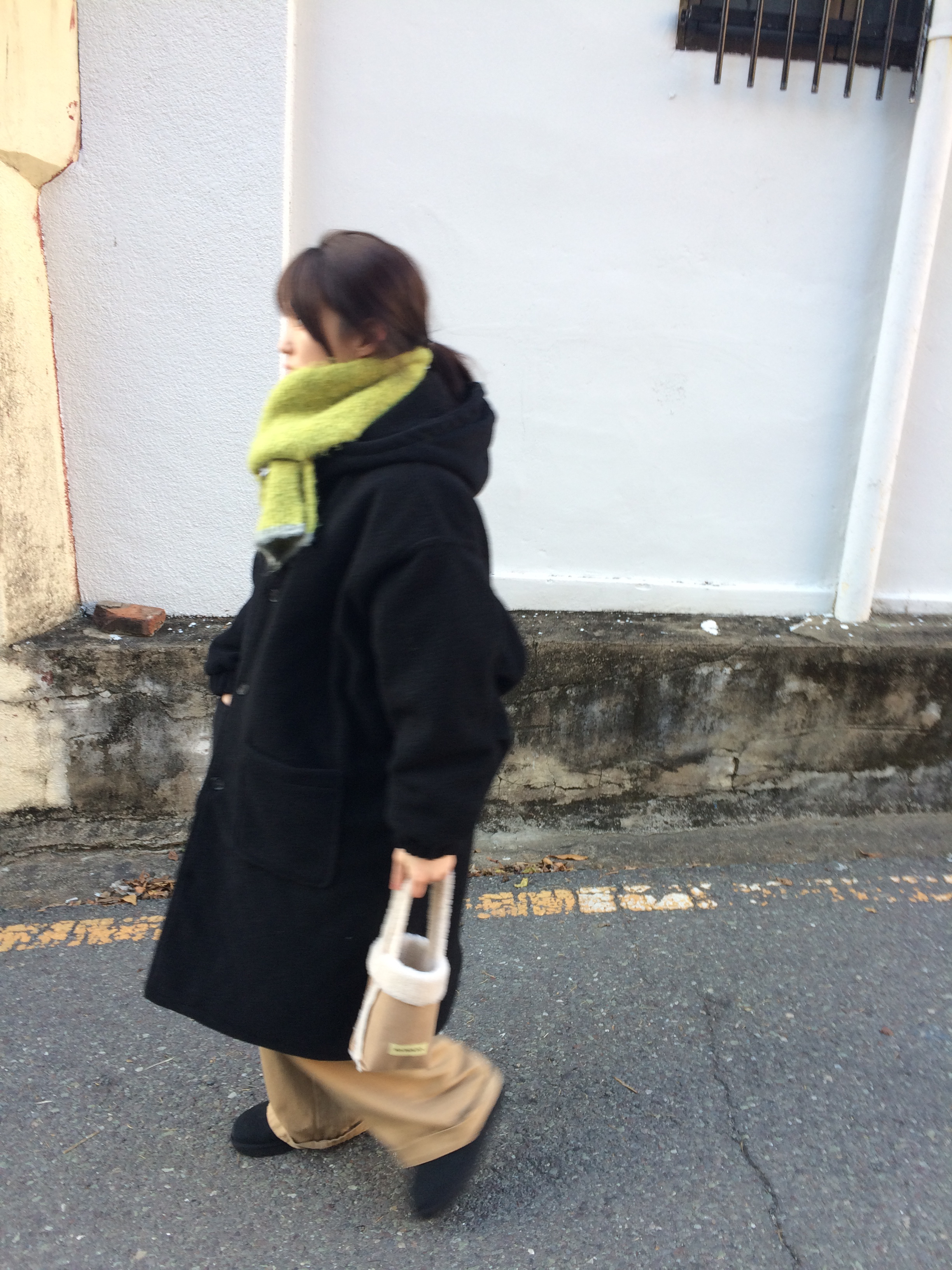 (W) UGG Classic Ultra Mini Boots Black 착용 스타일 - 4