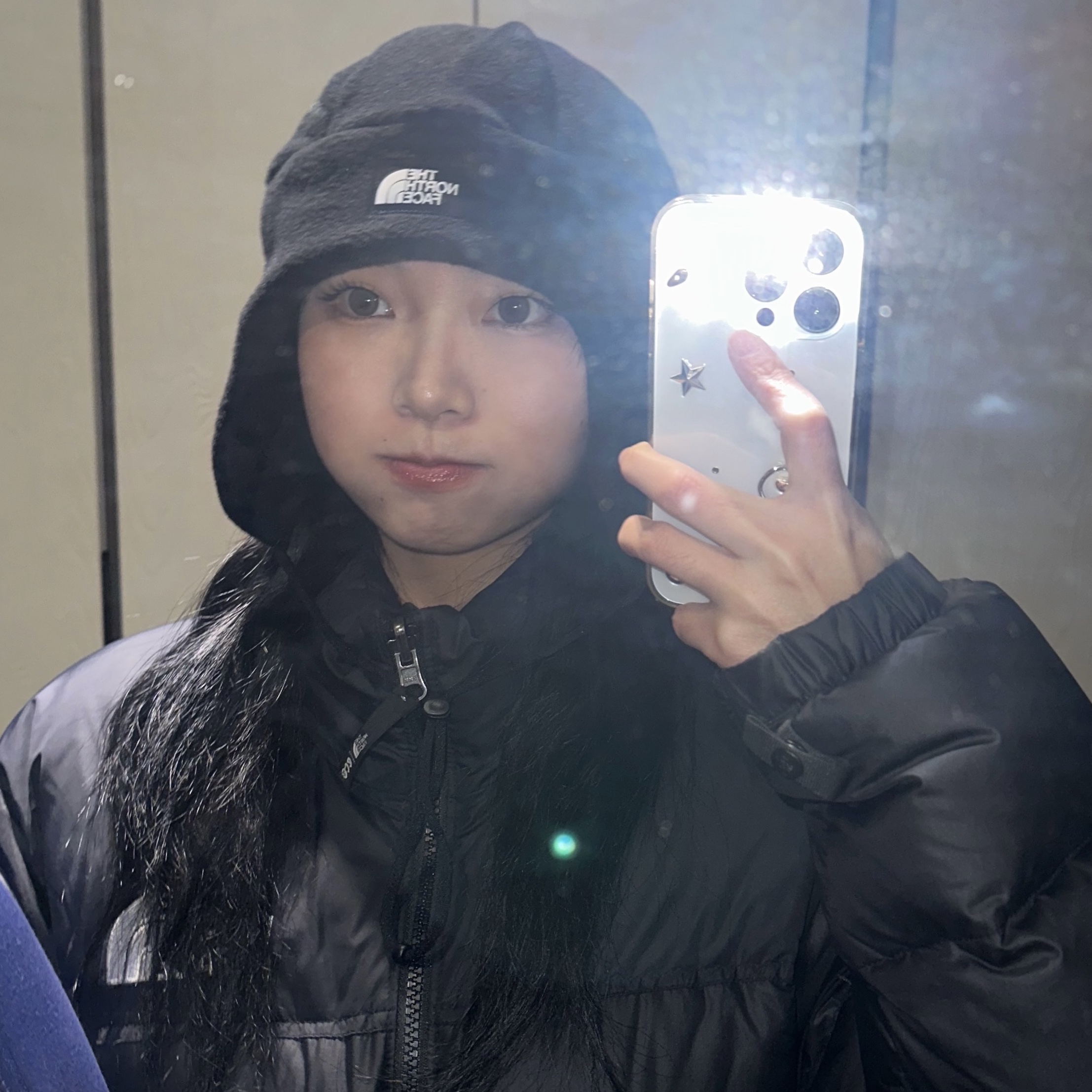 The North Face Fleece Earmuff Beanie Black 착용 스타일 - 1