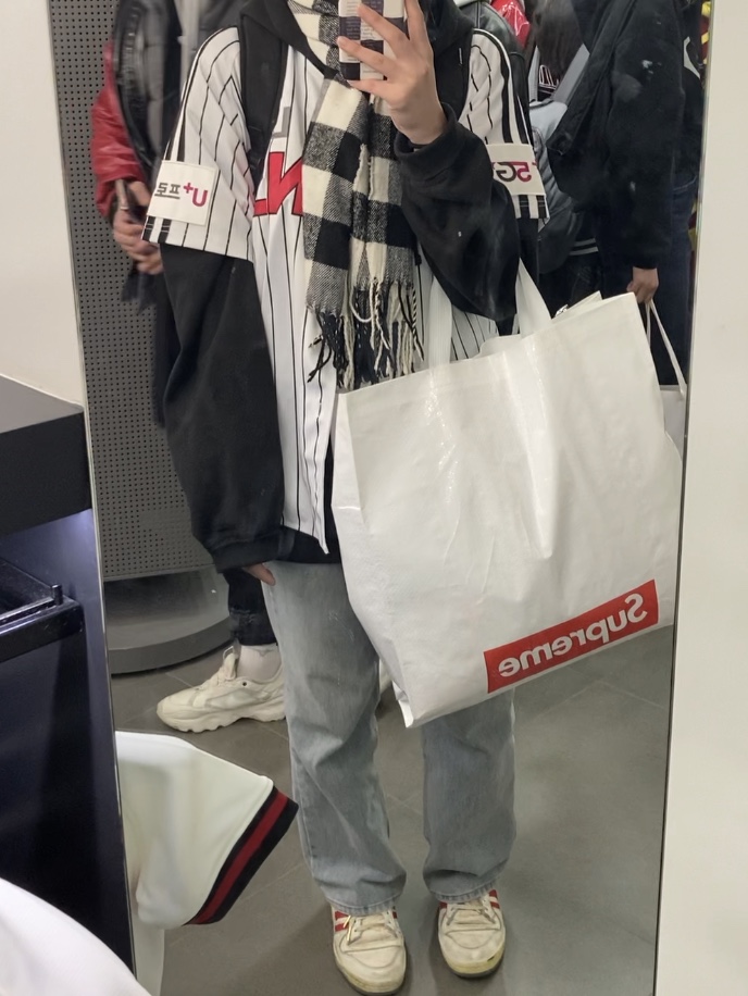 Supreme Small Box Drawcord Hooded Sweatshirt Heather Grey - 23FW, Supreme Small Box Crewneck Charcoal - 23FW 착용 스타일 - 4