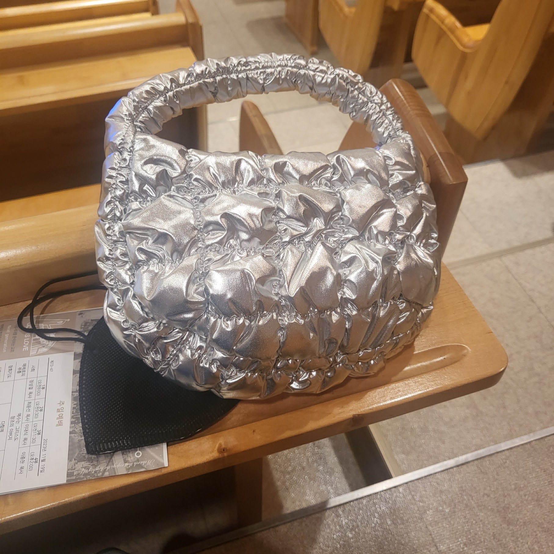 COS Quilted Micro Bag Silver 착용 스타일 - 1