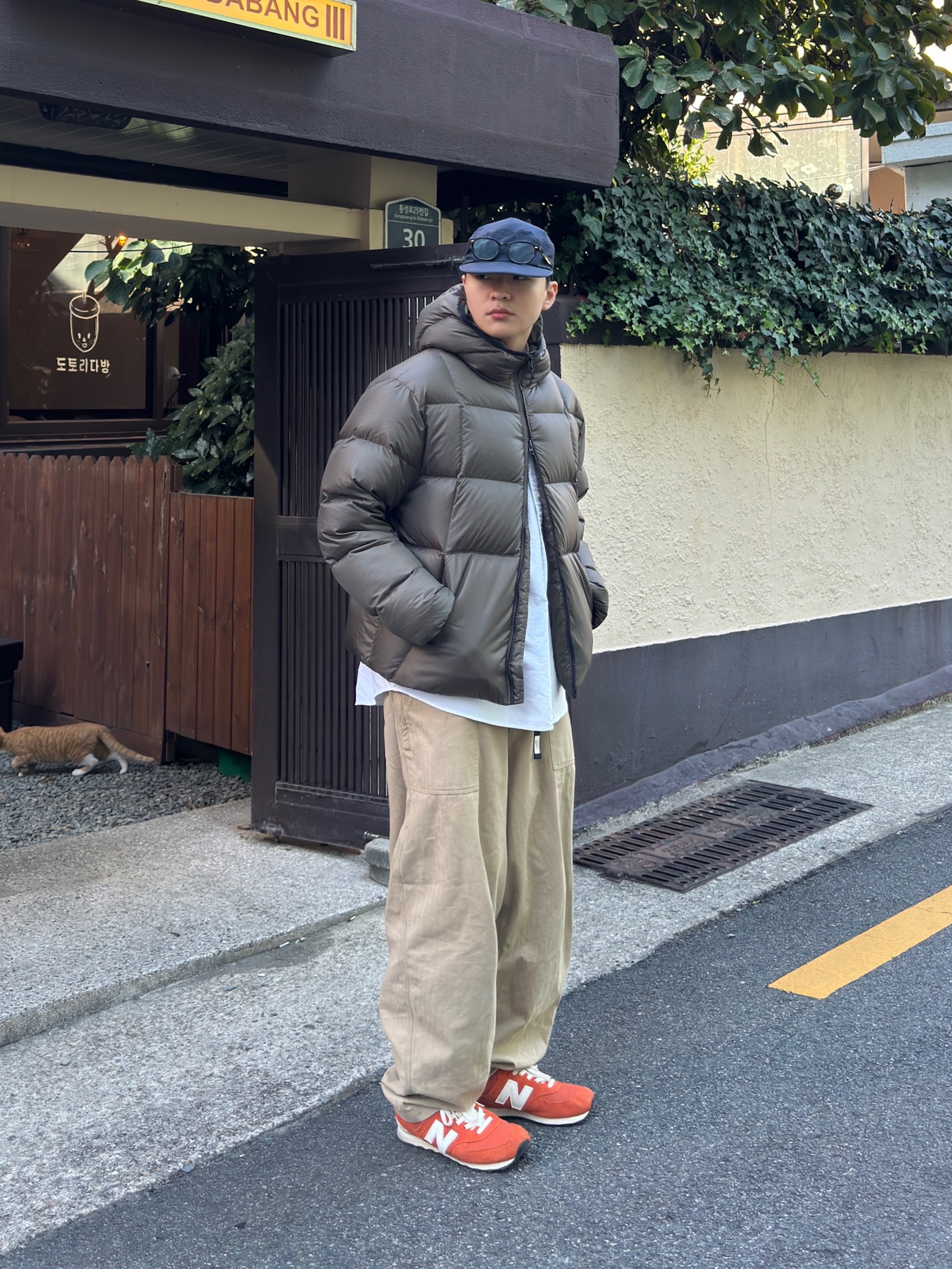 New Balance x Size? 574 College Pack Orange 착용 스타일 - 2