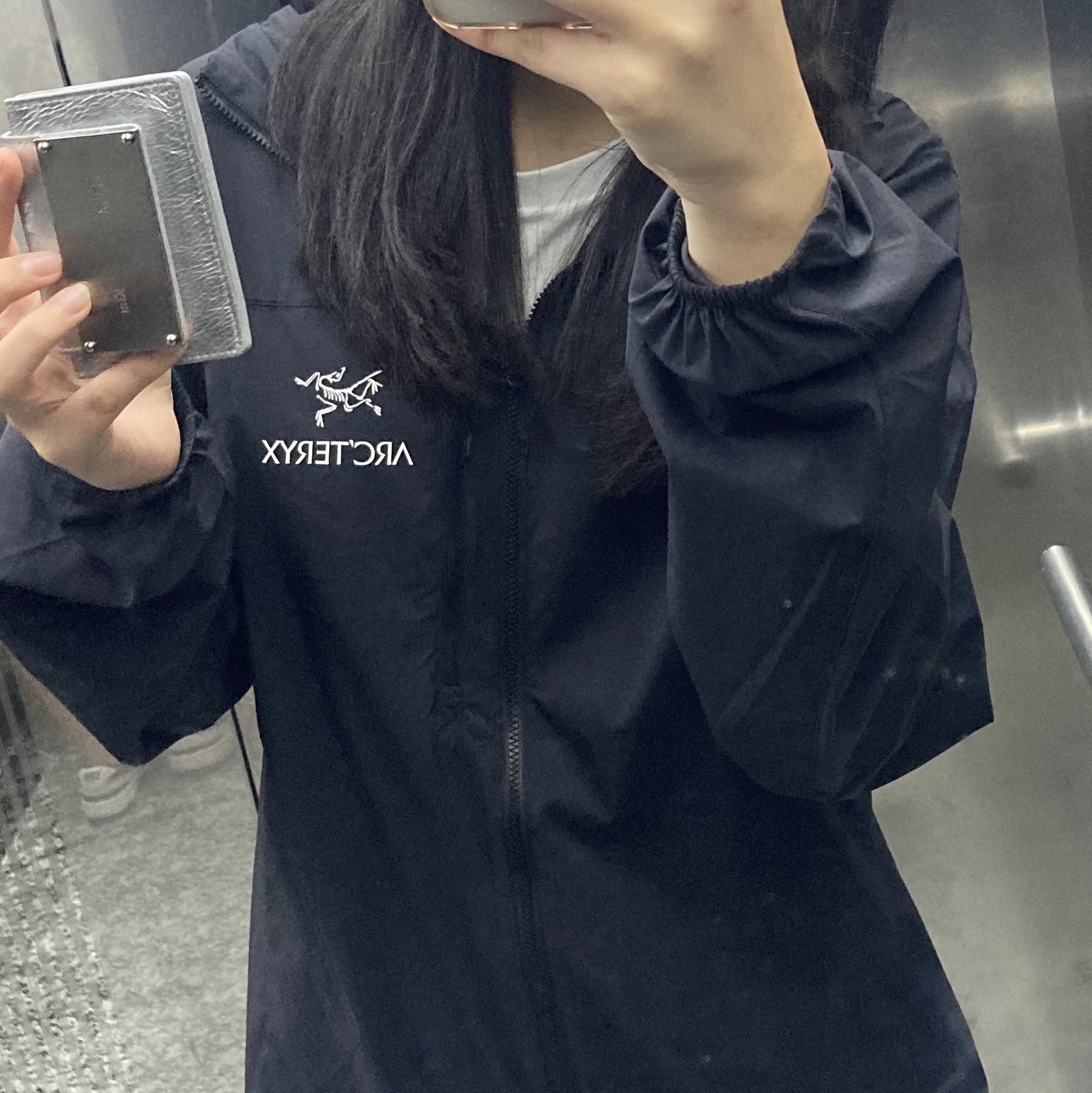 Arc'teryx Squamish Hoody Black, Matin Kim Accordion Wallet Silver 착용 스타일 - 2