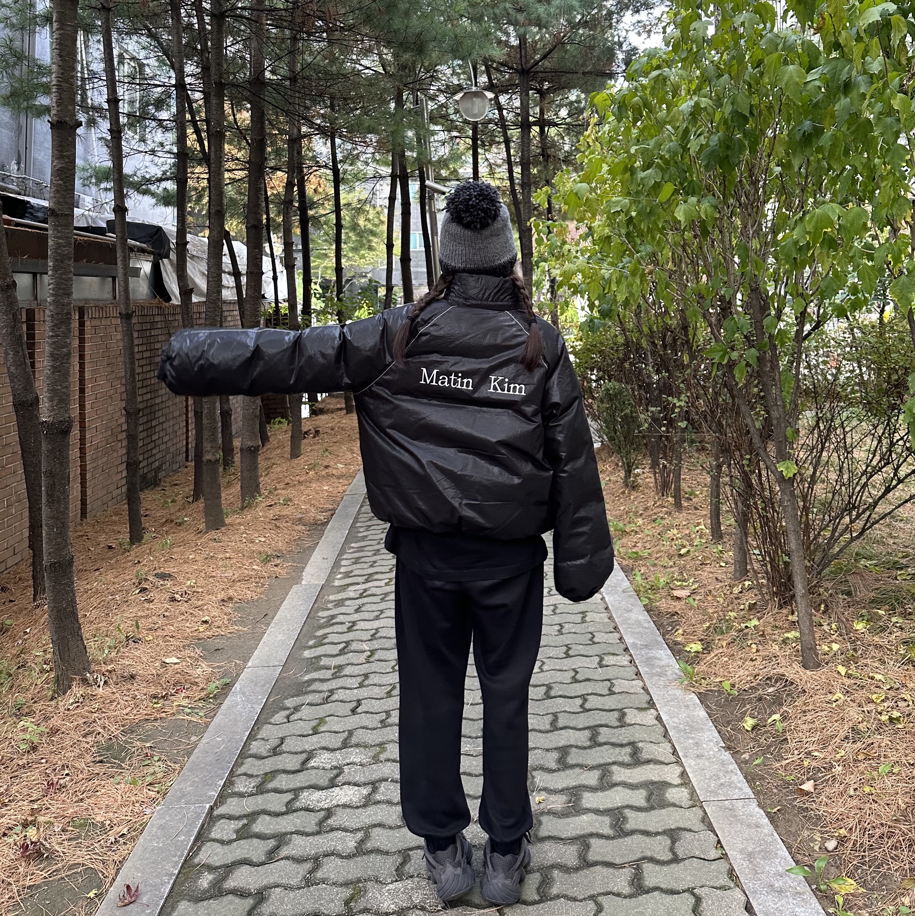 (W) Matin Kim Matin Logo Coating Down Jumper Black, Adidas Yeezy 500 Utility Black 2022/2023 착용 스타일 - 1