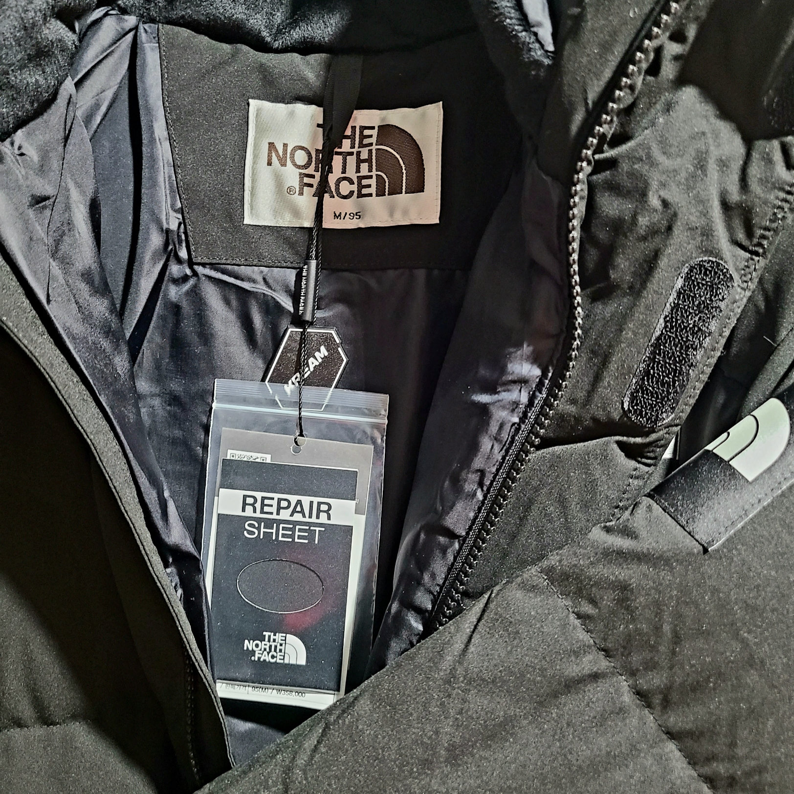 The North Face White Label Go Free Down Coat Black 착용 스타일 - 2