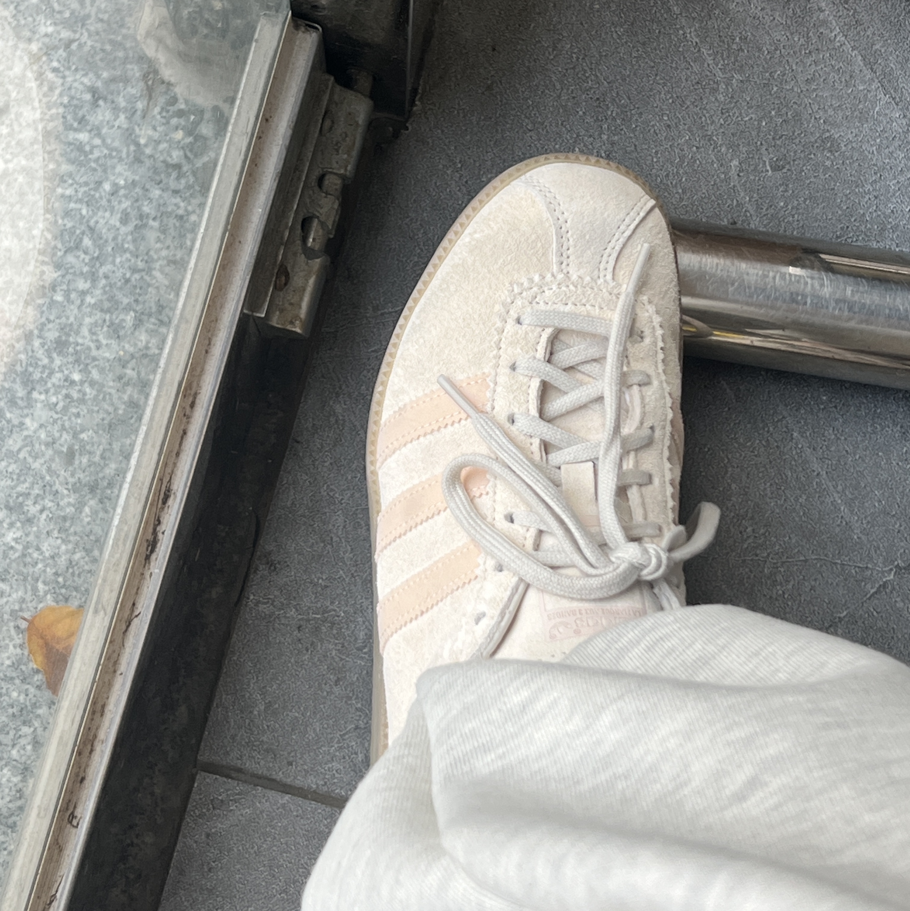 Adidas Bermuda Wonder White 착용 스타일 - 3