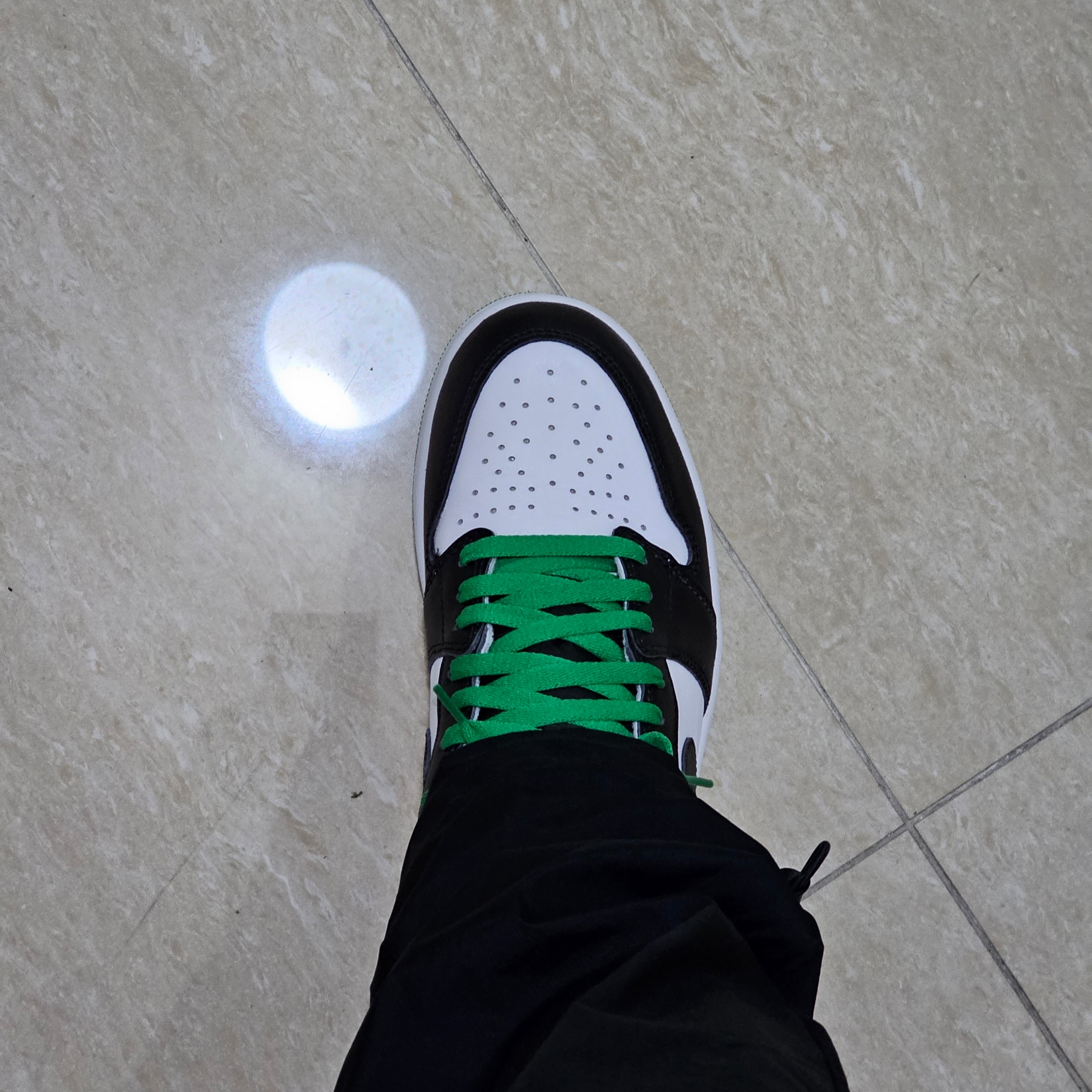 Jordan 1 Retro High OG Black and Lucky Green 착용 스타일 - 2