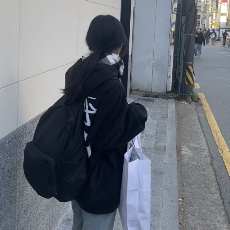 Stussy Dice Pigment Dyed Hoodie Black 착용 스타일 - 1