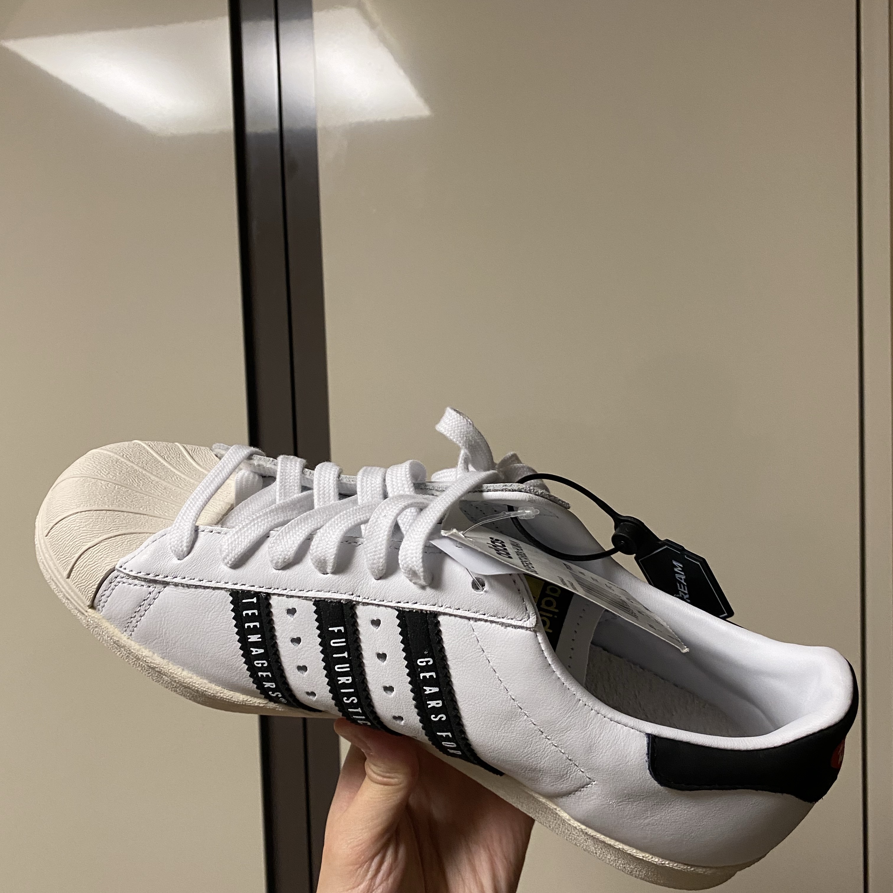 Adidas x Human Made Superstar White Black 착용 스타일 - 2