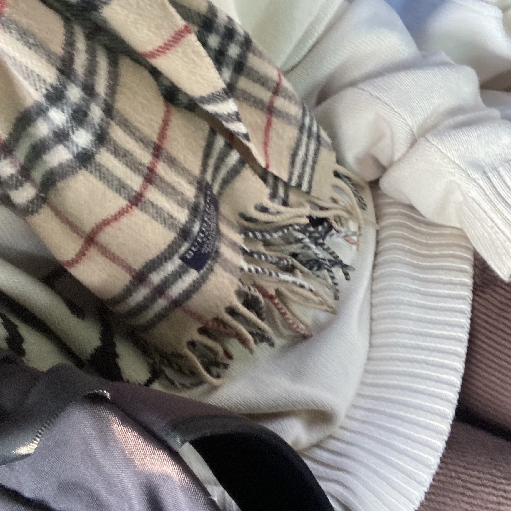 Matin Kim Big Logo Knit Pullover Black, Burberry Mini Classic Vintage Check Cashmere Muffler Archive Beige 착용 스타일 - 3