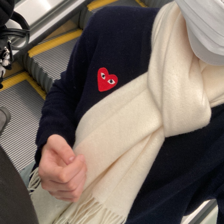 Play Comme des Garcons Red Heart Knit Cardigan Navy 착용 스타일 - 2