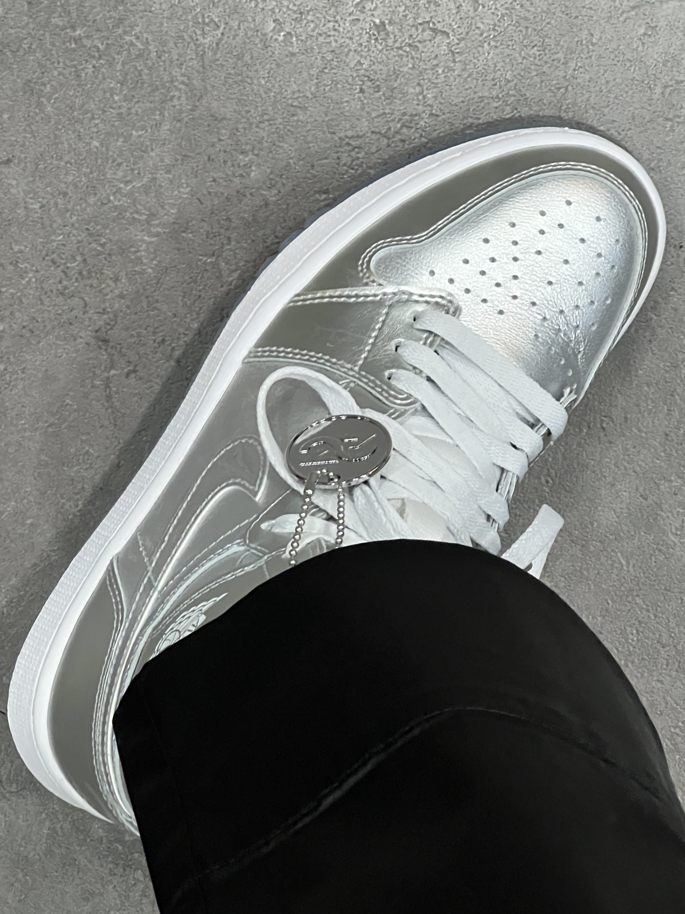 Jordan 1 High Golf NRG Metallic Silver Photon Dust 착용 스타일 - 5