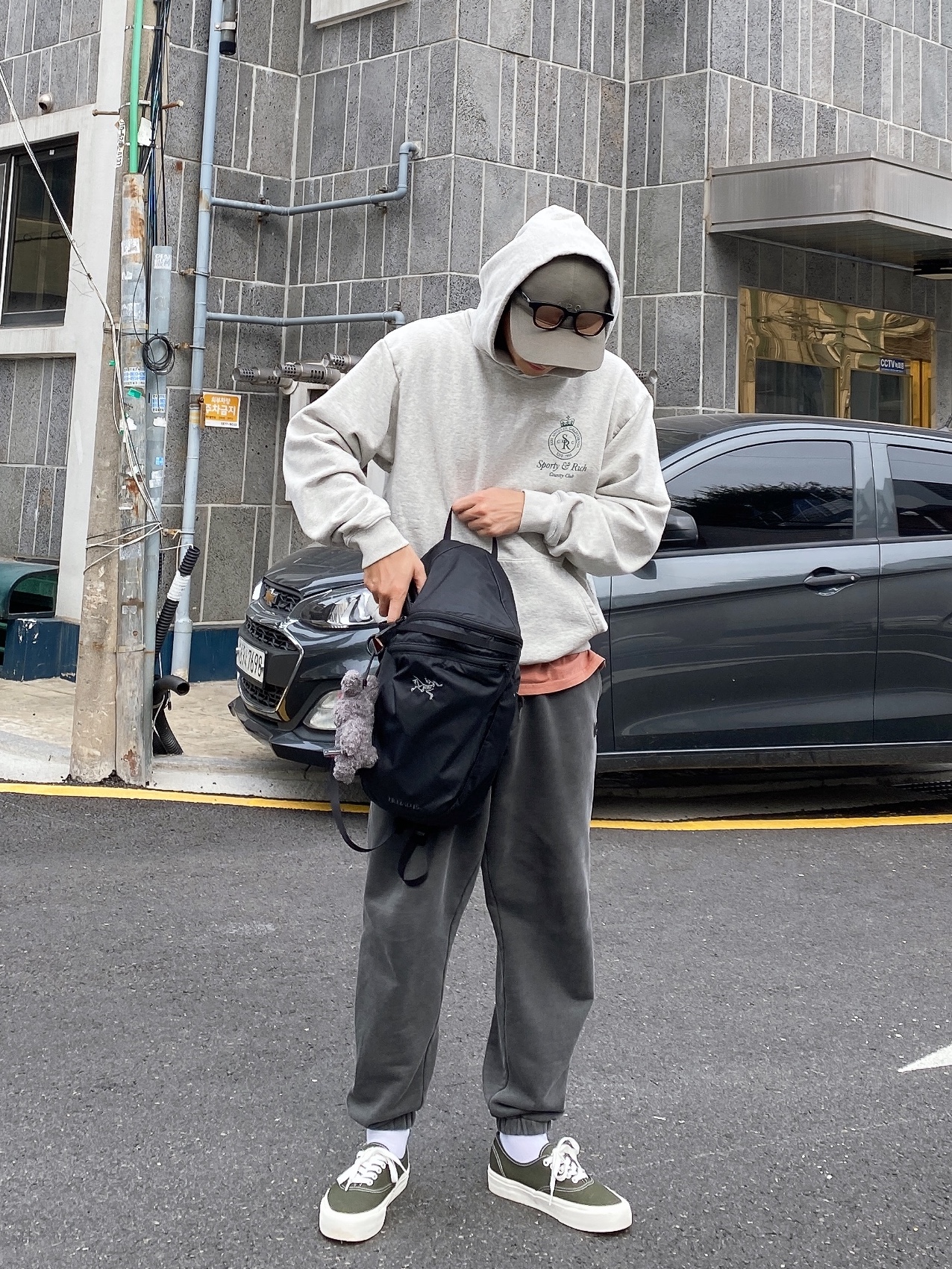Arc'teryx Heliad 15 Backpack Black, A.P.C. Charlie Baseball Cap Military Khaki 착용 스타일 - 2