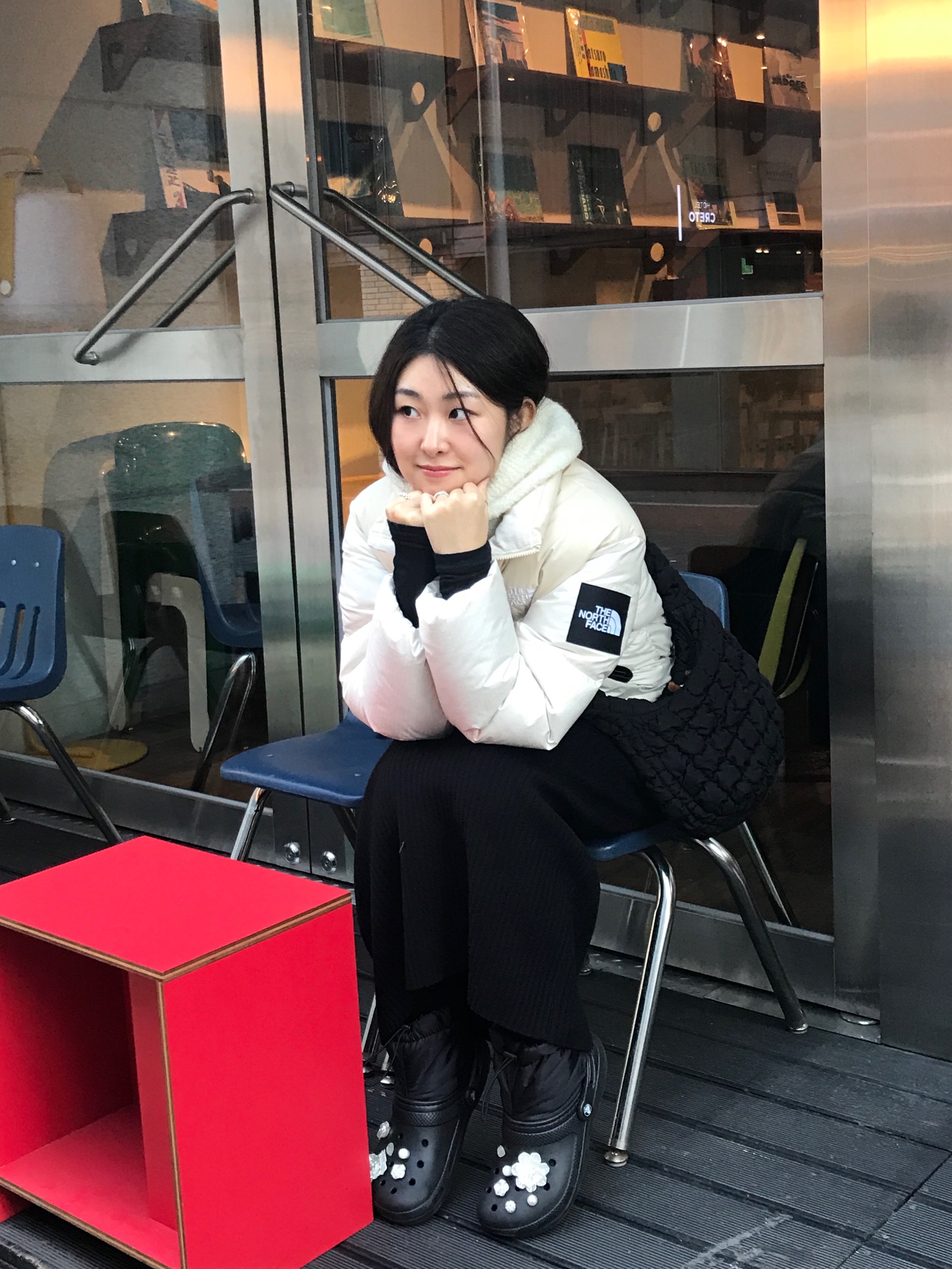 (W) The North Face White Label Novelty Nuptse Down Jacket Cream, COS Quilted Messenger Bag Black 착용 스타일 - 1