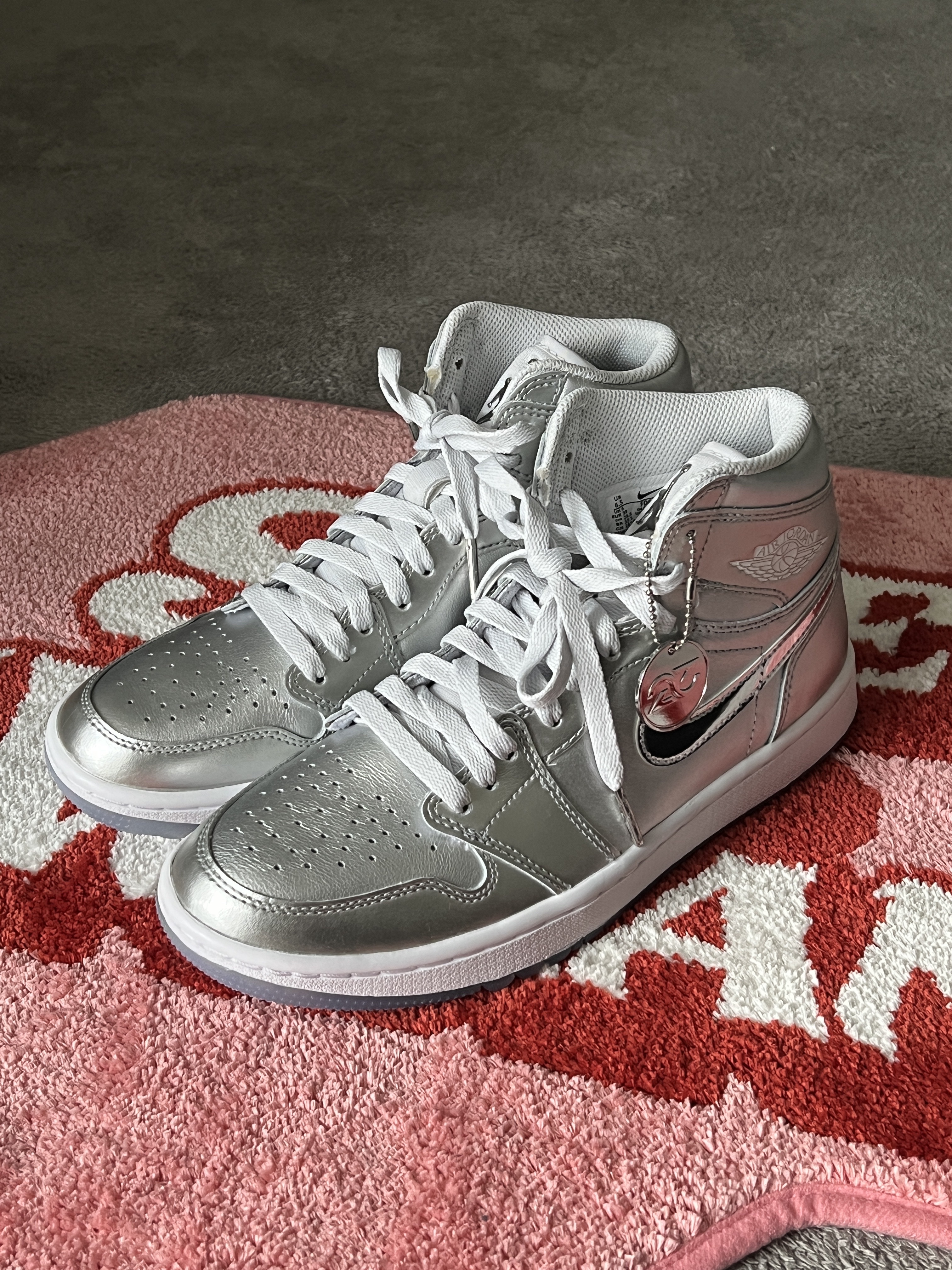 Jordan 1 High Golf NRG Metallic Silver Photon Dust 착용 스타일 - 3