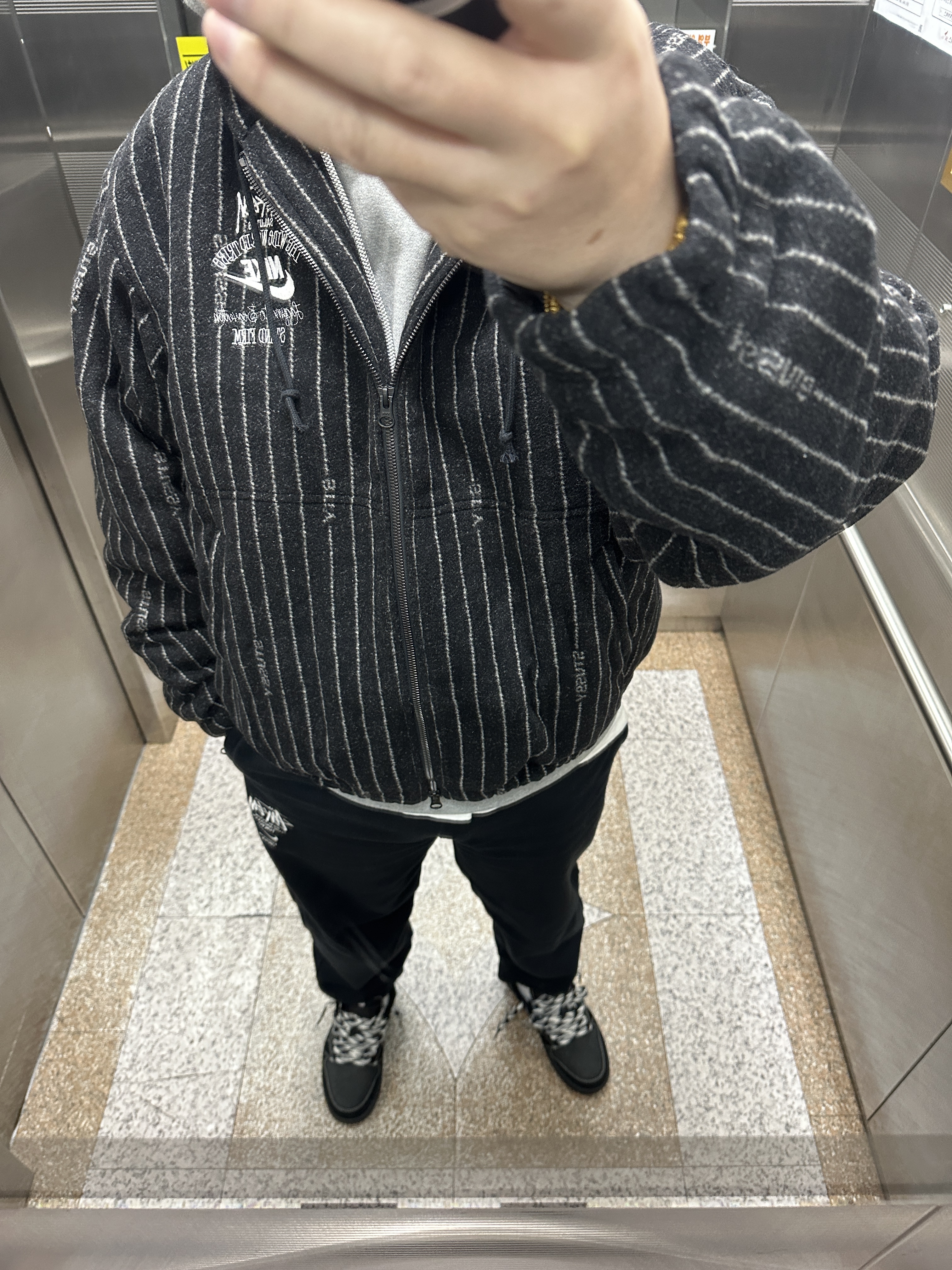 Nike x Stussy NRG Striped Wool Jacket Black (DR4023-010), Jordan 1 x Travis Scott Retro Low OG SP Black Phantom 착용 스타일 - 1