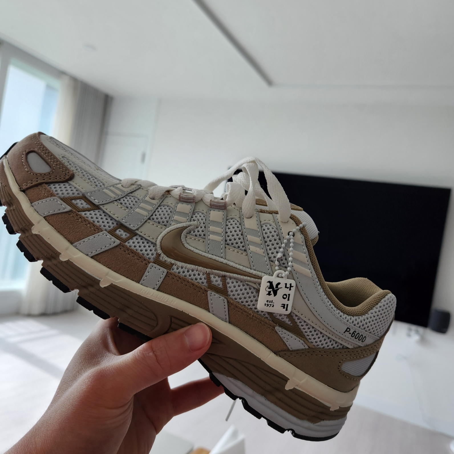 Nike P-6000 PRM Hangul Day Photon Dust Khaki 착용 스타일