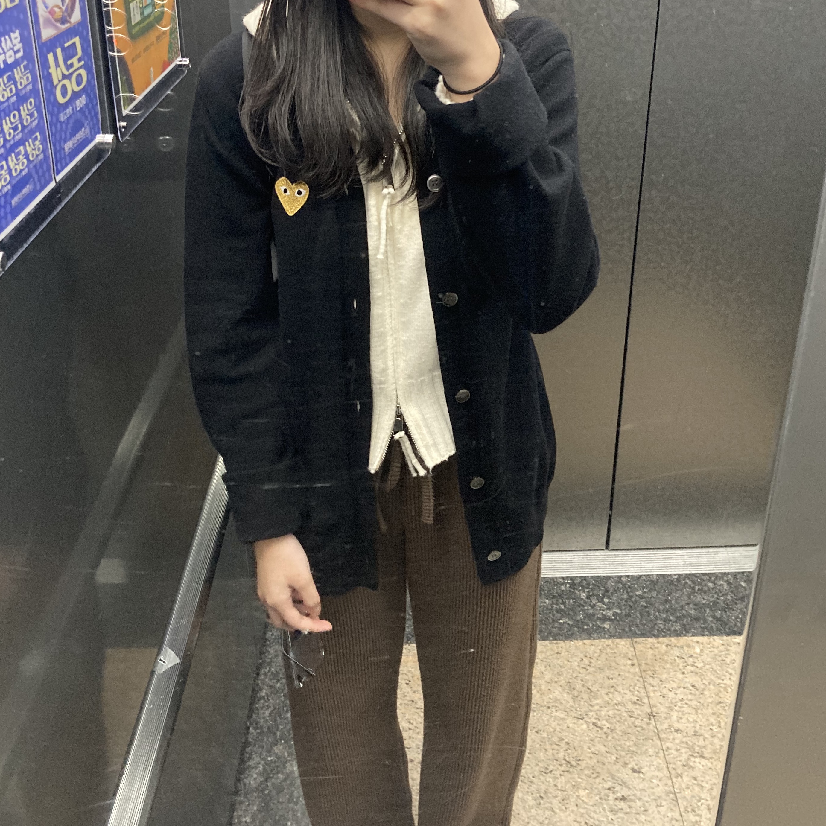 Play Comme des Garcons Gold Heart Knit Cardigan Black 착용 스타일 - 3