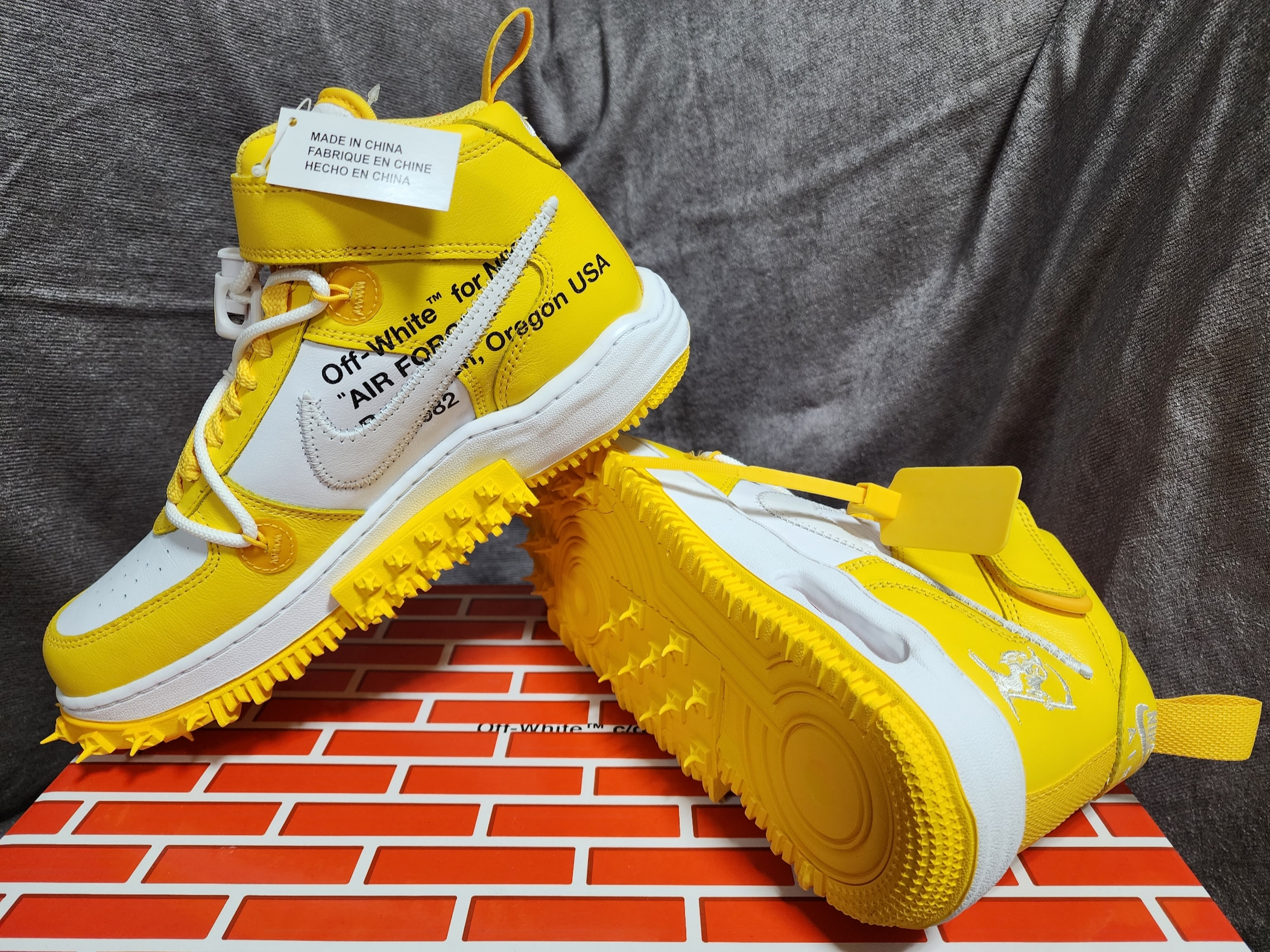 Nike x Off-White Air Force 1 Mid SP Leather Varsity Maize 착용 스타일 - 2