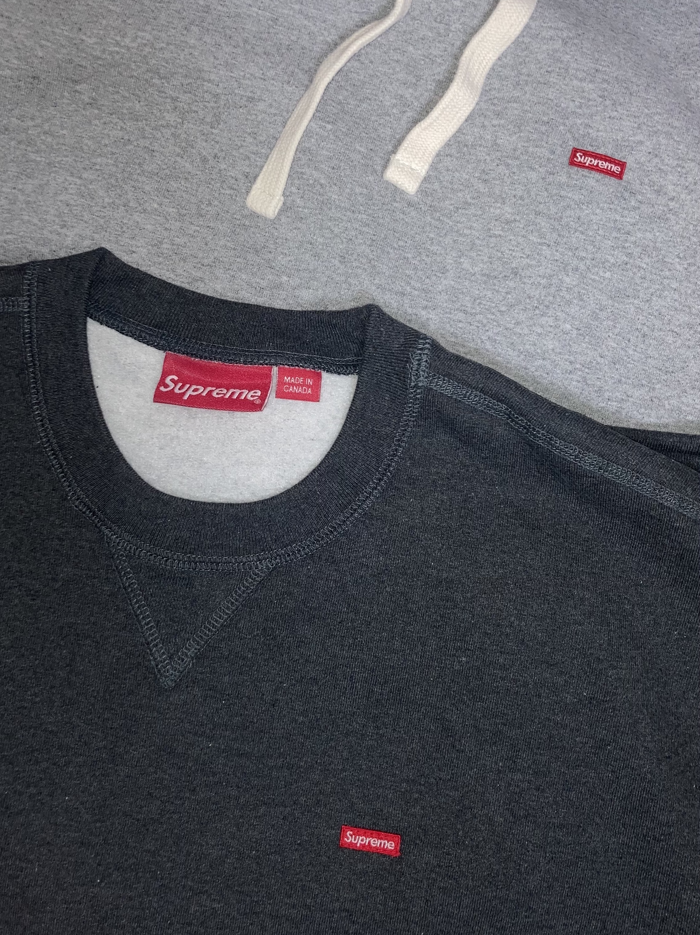 Supreme Small Box Drawcord Hooded Sweatshirt Heather Grey - 23FW, Supreme Small Box Crewneck Charcoal - 23FW 착용 스타일 - 1