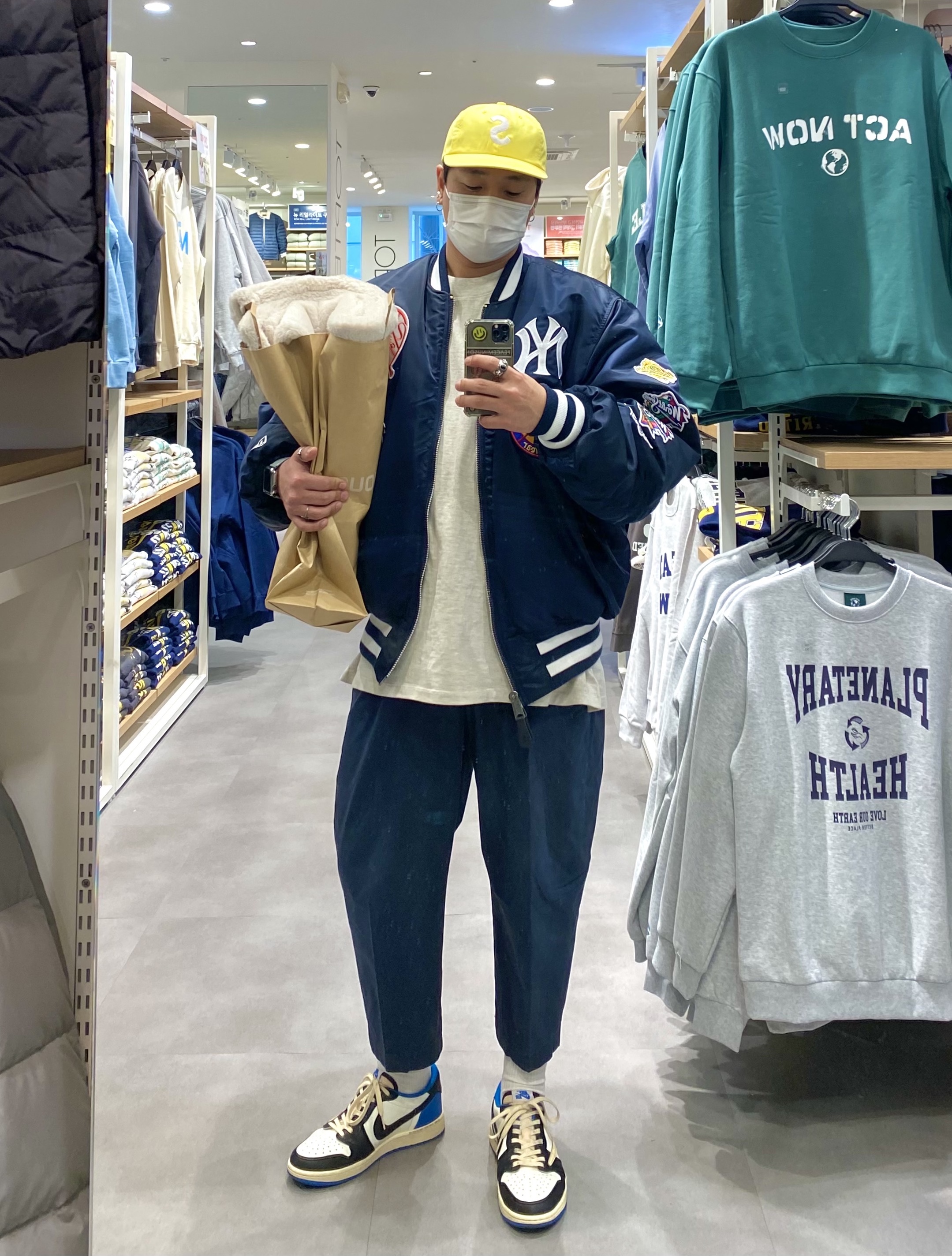 Jordan 1 x Travis Scott x Fragment Retro Low OG SP Military Blue, New Era x Alpha Industries x MLB New York Yankees MA-1 Bomber Jacket Replica Blue 착용 스타일