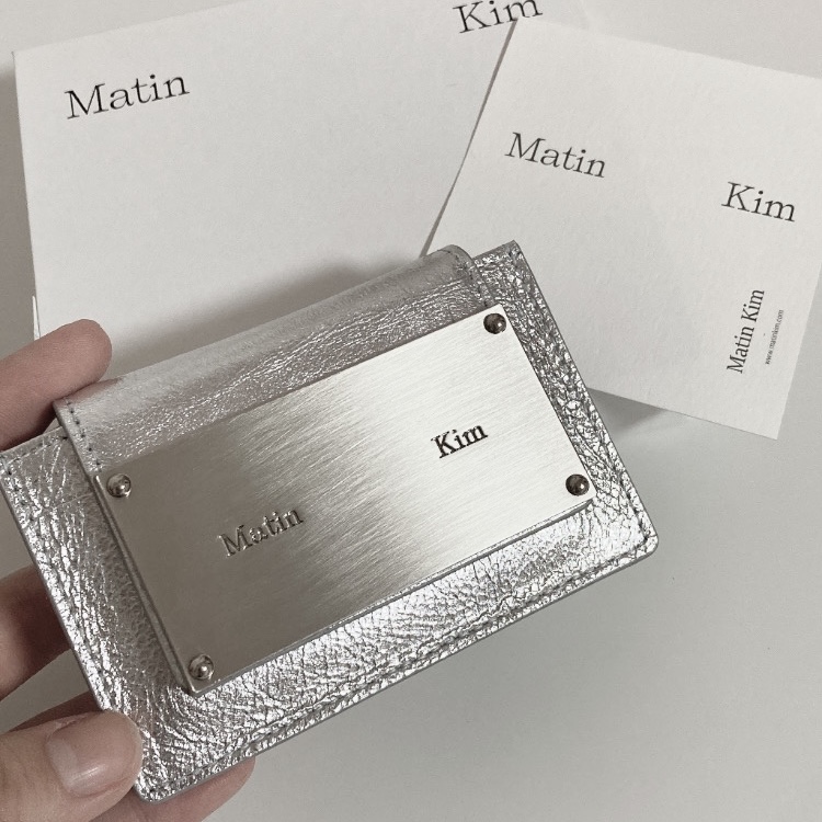 Matin Kim Accordion Wallet Silver 착용 스타일