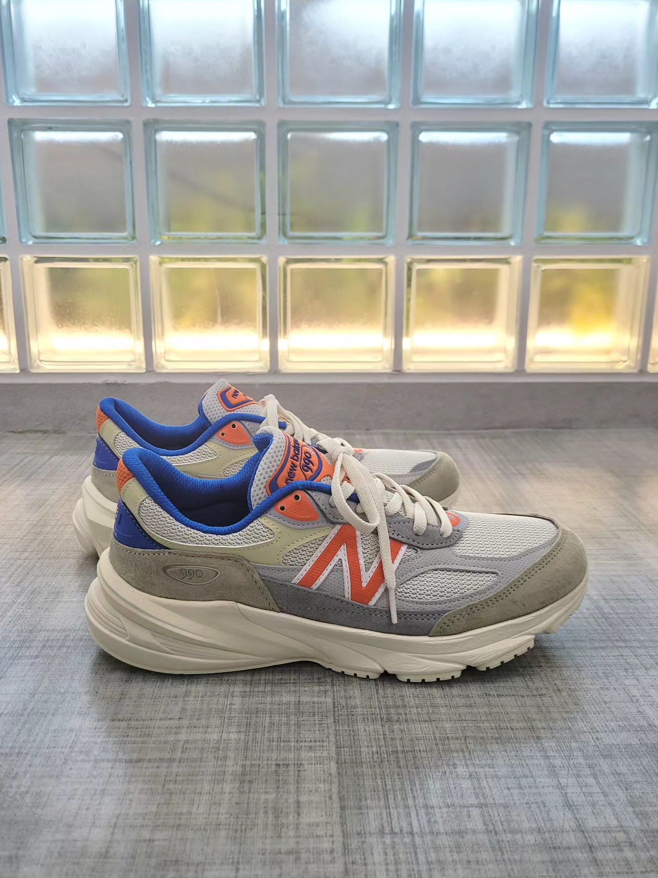 New Balance x Kith x Madison Square Garden 990v6 Made in USA Angora Royal Blue 착용 스타일 - 2
