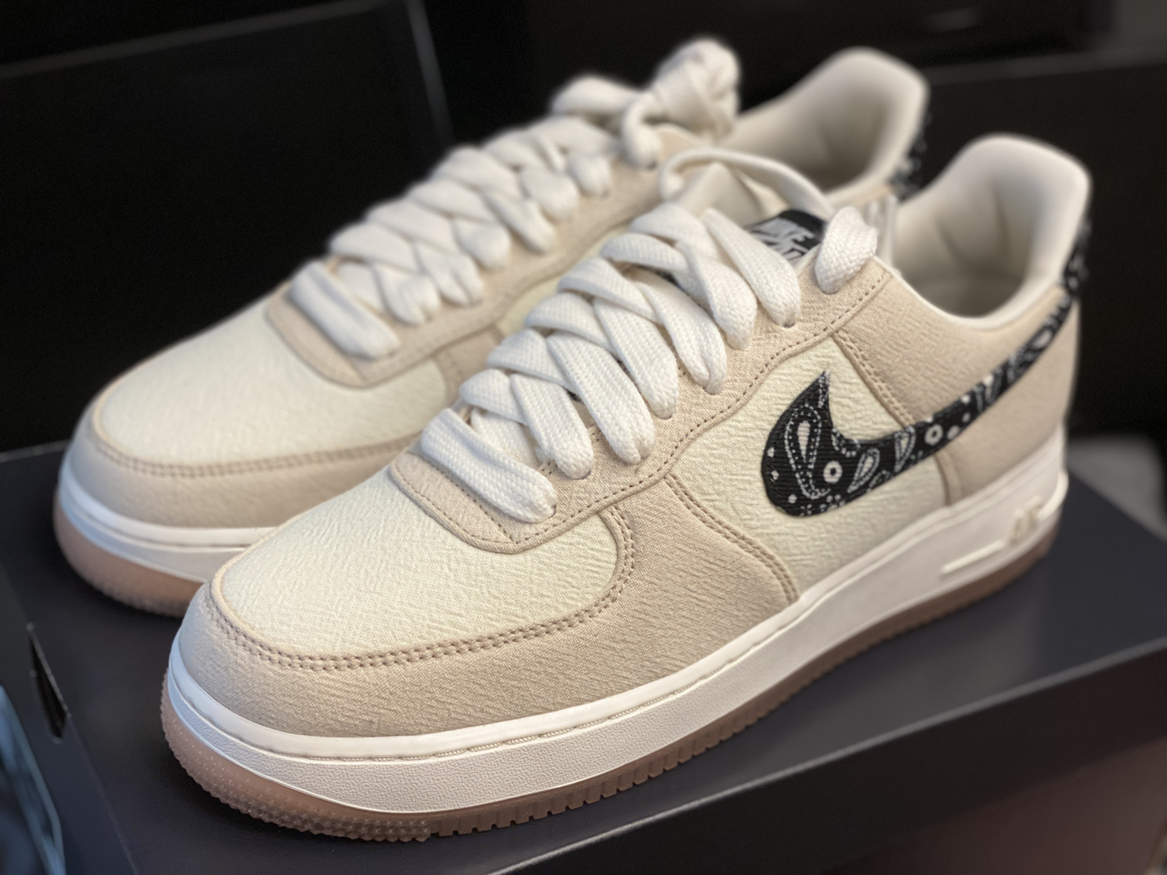 Nike Air Force 1 '07 LV8 Paisley Swoosh 착용 스타일