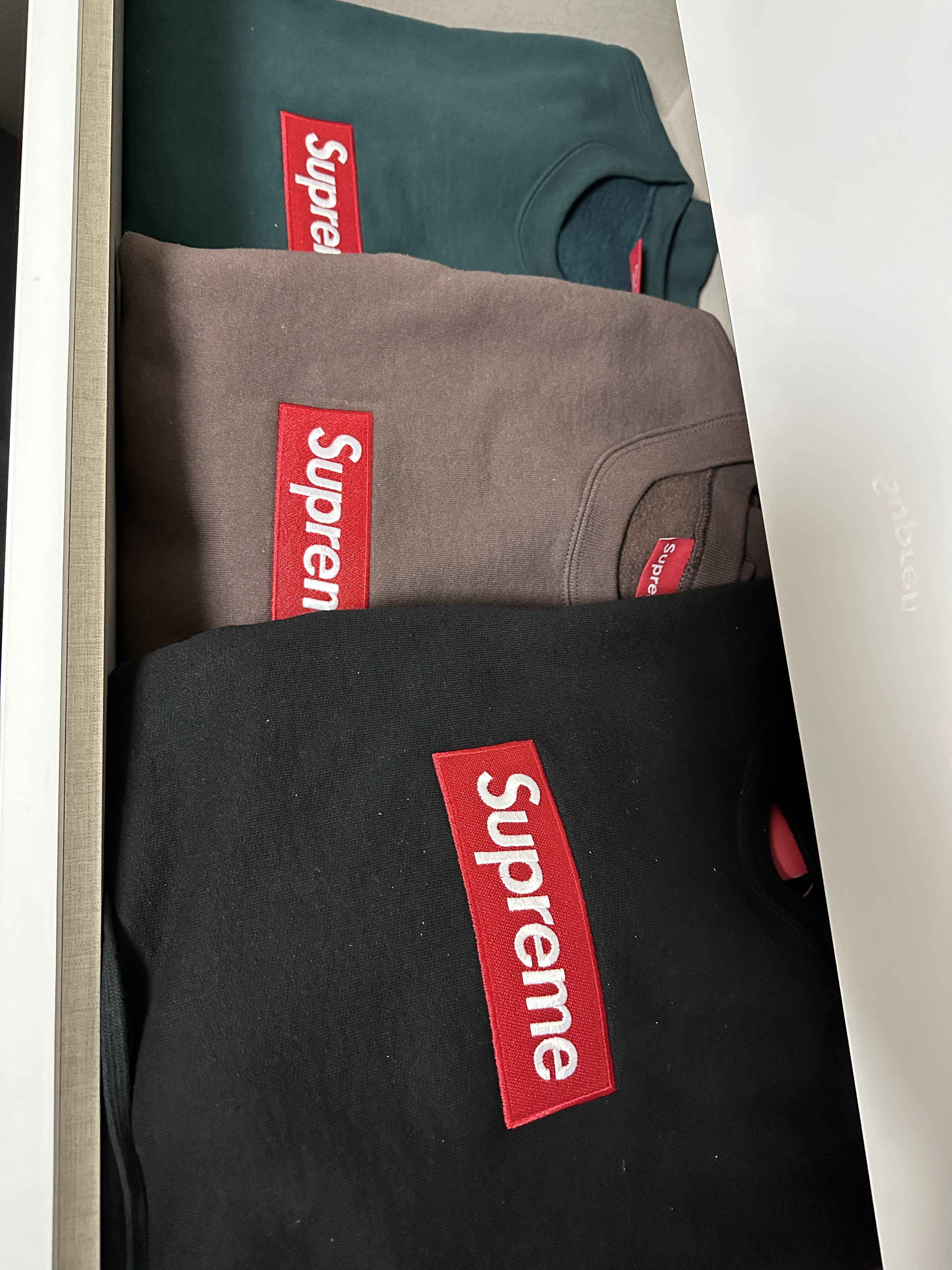 Supreme Box Logo Crewneck Black - 22FW, Supreme Box Logo Crewneck Dark Pine - 22FW 착용 스타일