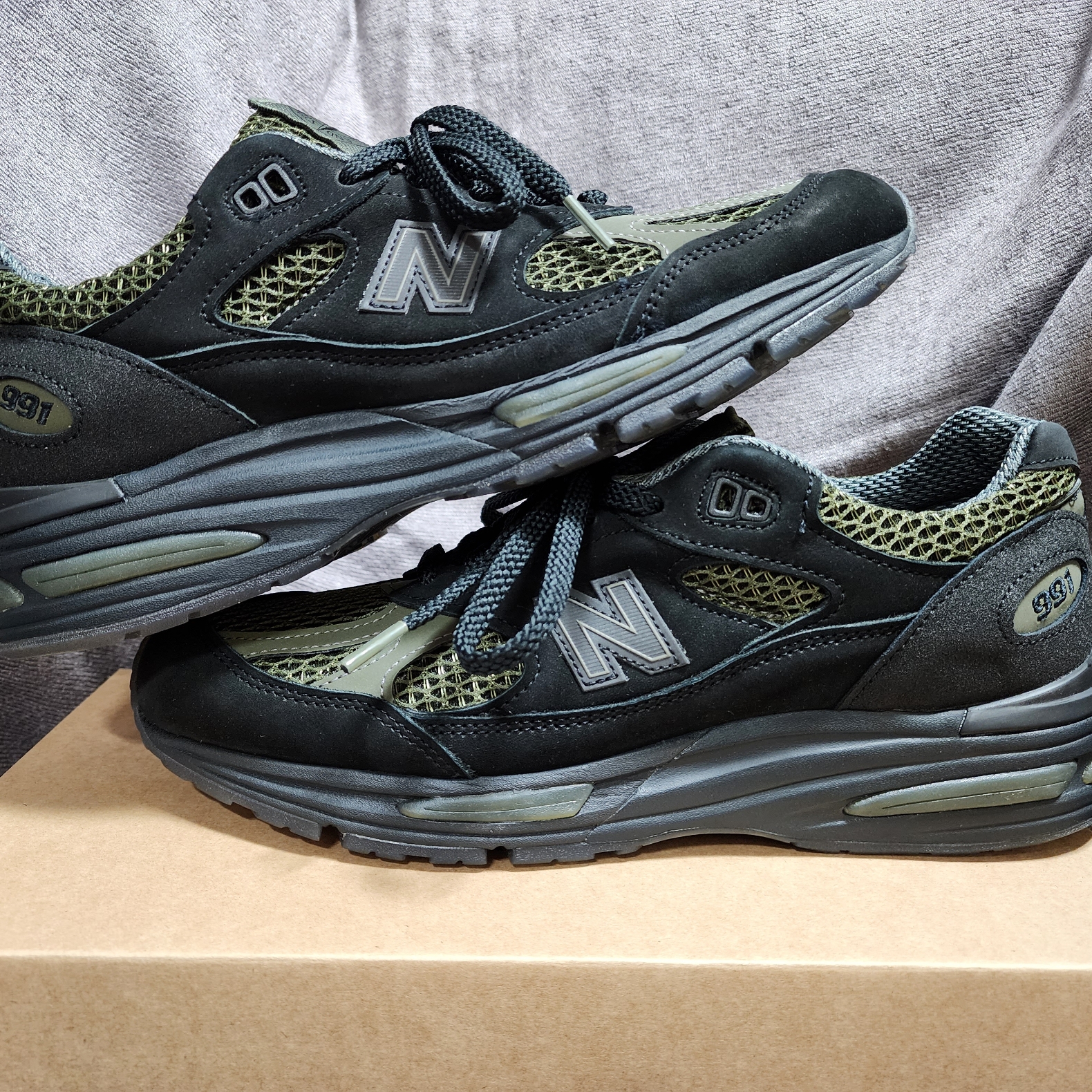 New Balance x Stone Island 991v2 Made in UK Black Olive Night, New Balance 991v2 Made in UK Rock Ridge Alloy Silver 착용 스타일 - 1