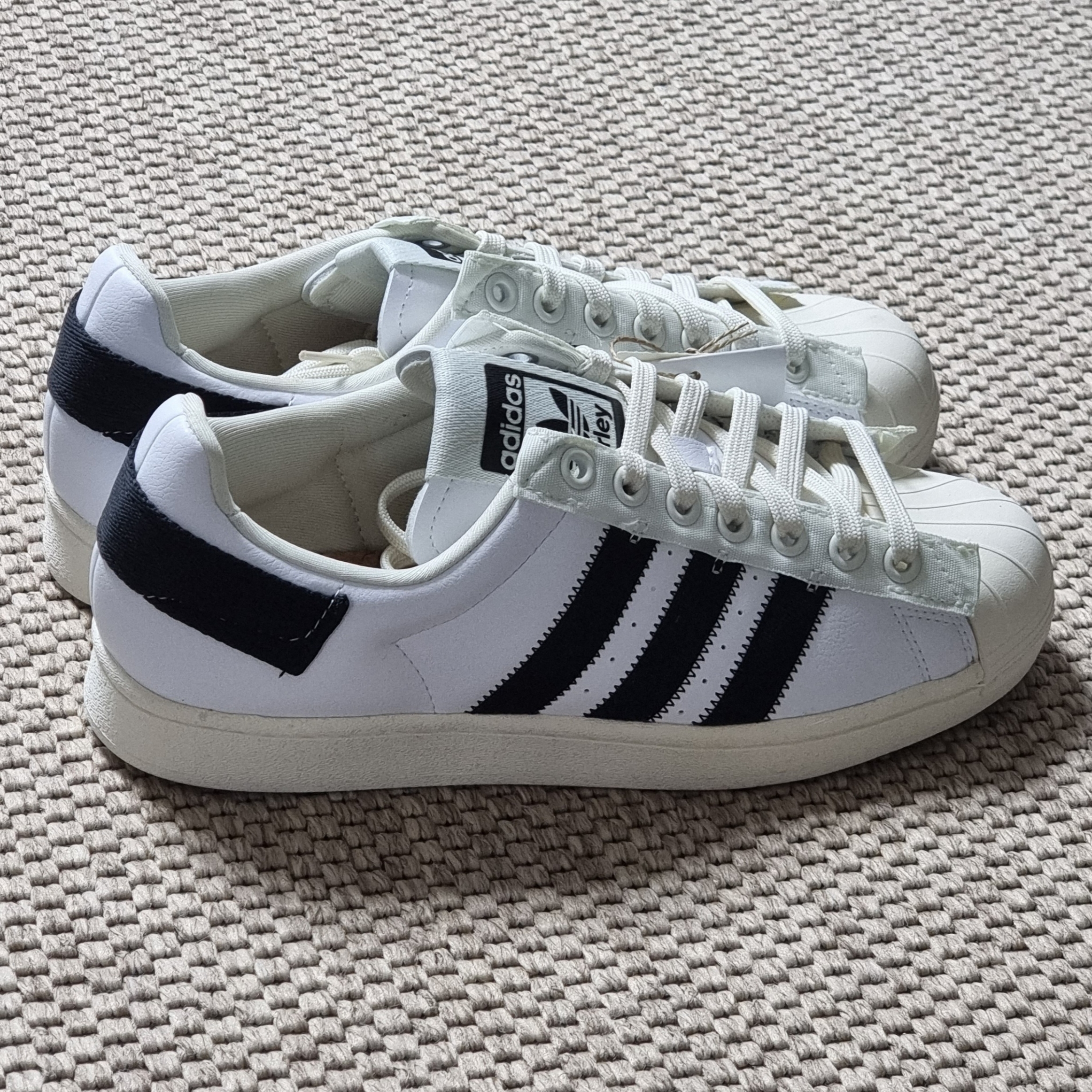 Adidas x Parley Superstar White 착용 스타일