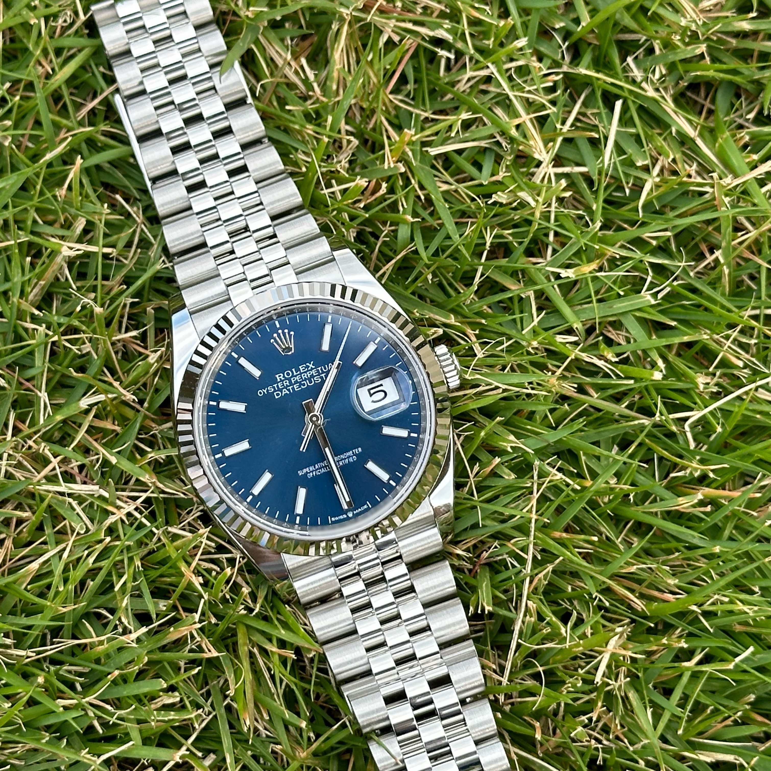 Rolex Datejust 36mm 126234 Bright Blue Jubilee 착용 스타일 - 3
