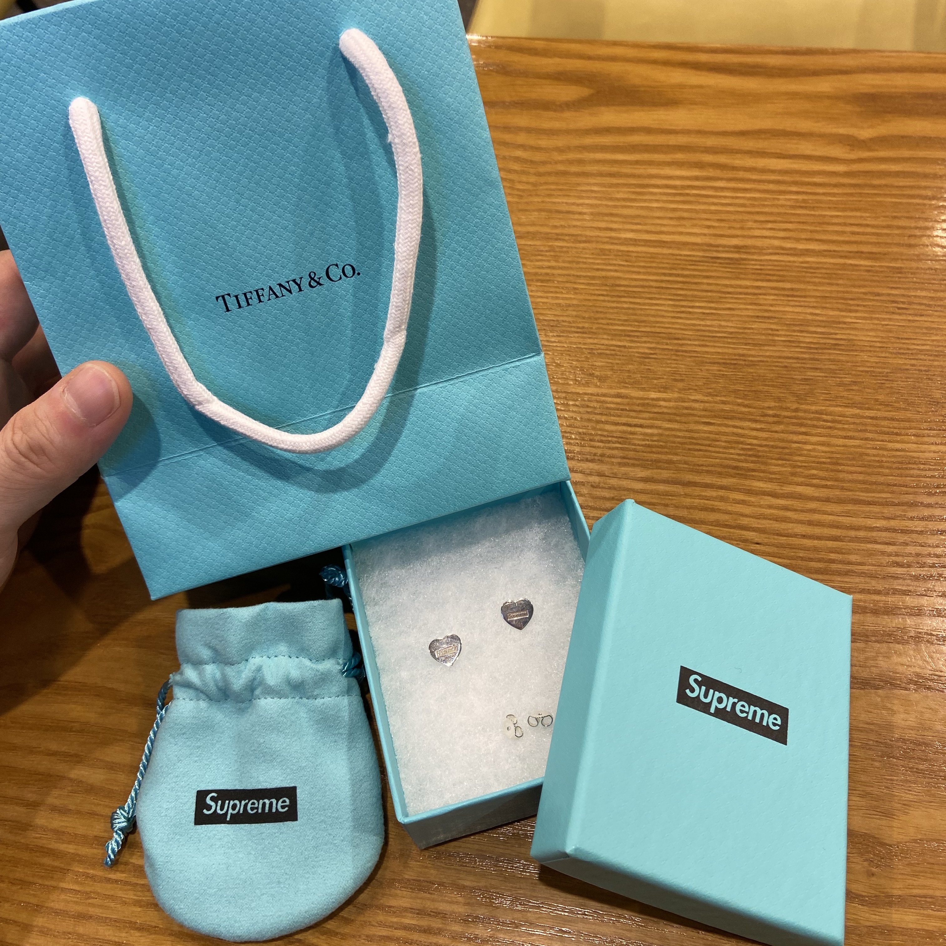 Supreme x Tiffany & Co. Heart Tag Stud Earrings Silver - 21FW 착용 스타일 - 1