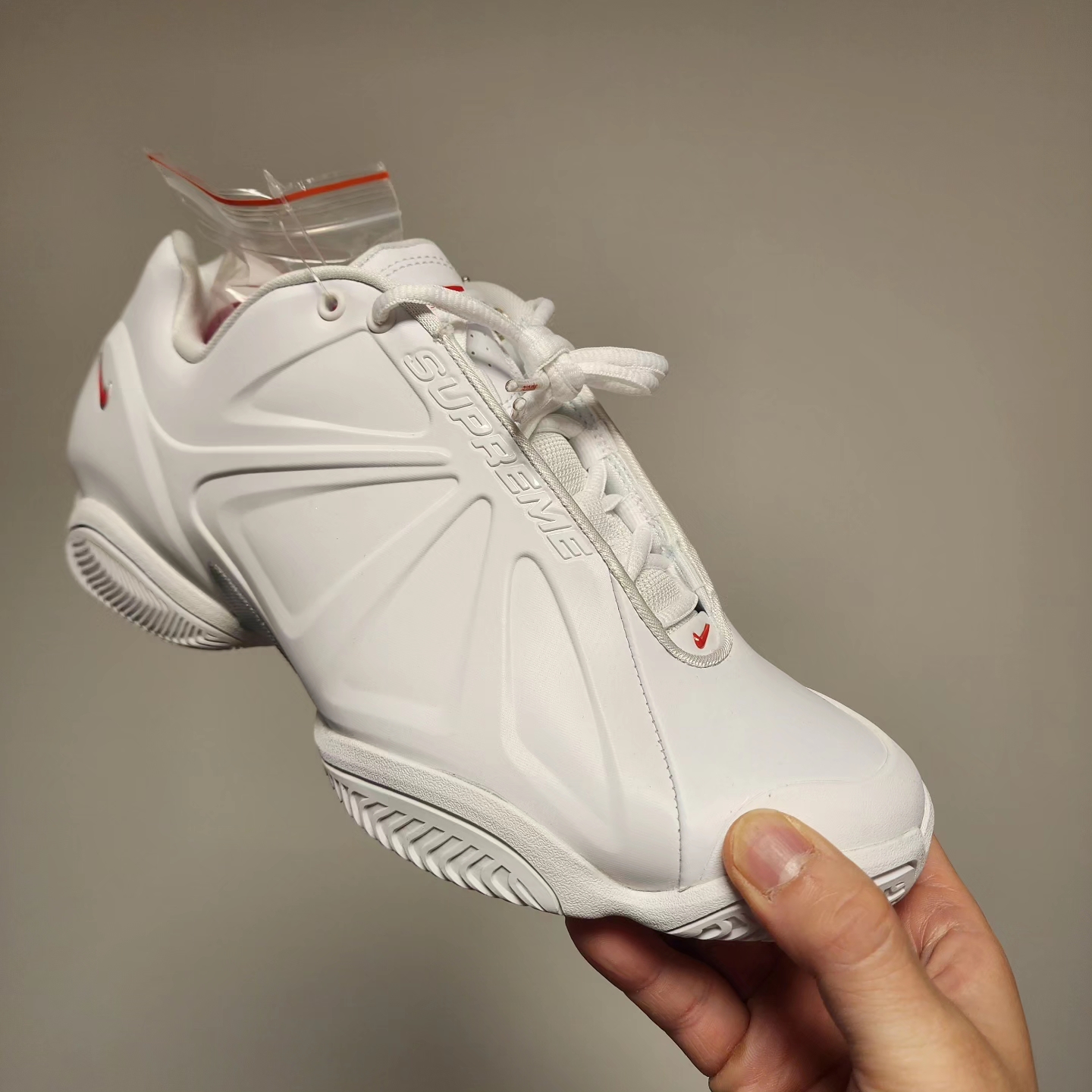 Nike x Supreme Air Zoom Courtposite SP White University Red 착용 스타일 - 2