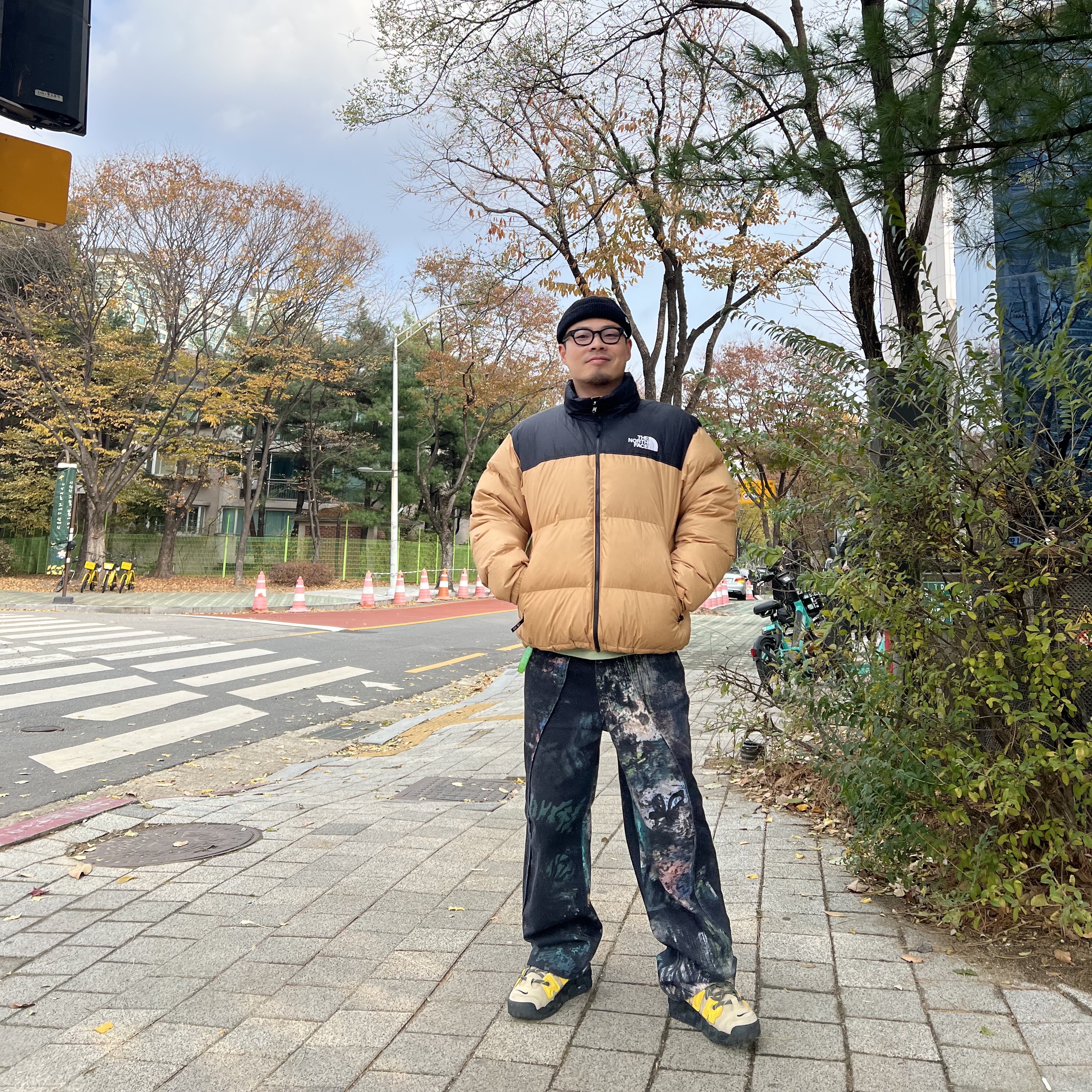 Nike x Ambush Air More Uptempo Low Vivid Sulfur and Limestone 착용 스타일