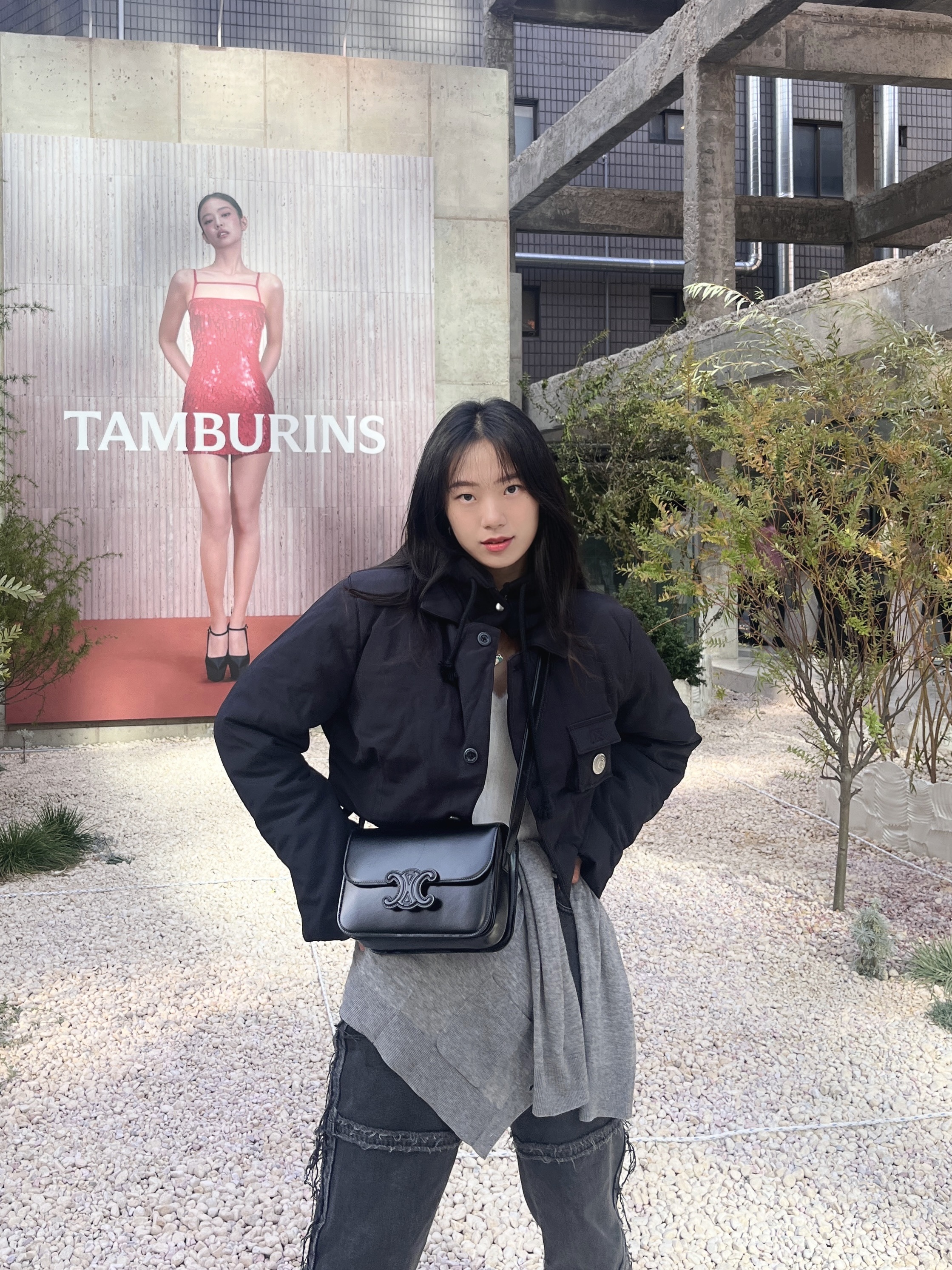 Celine Classique Triomphe Bag in Shiny Calfskin Black, Bottega Veneta Leather Cassette Black 착용 스타일 - 1