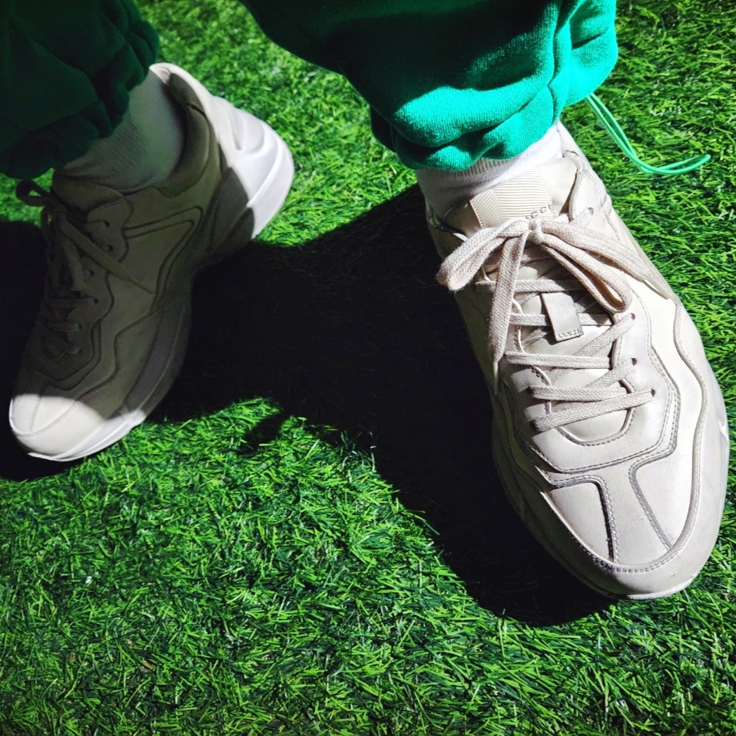 Gucci Rhyton Leather Sneakers Distressed Ivory 착용 스타일 - 4