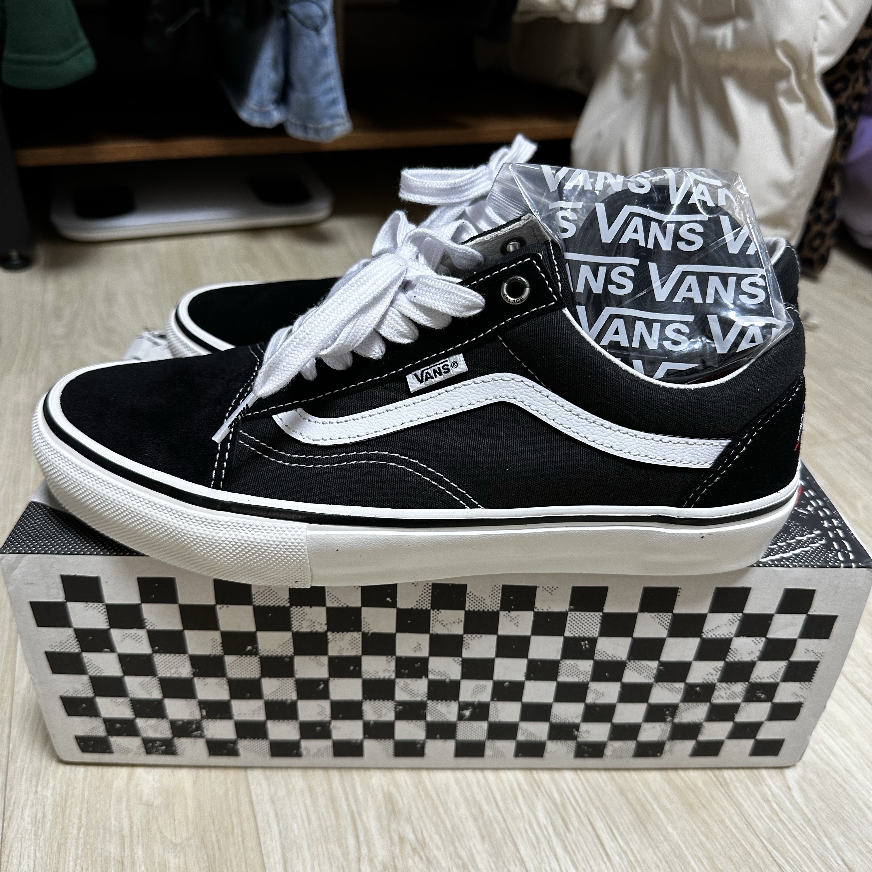 Vans x Palace Skate Old Skool Black White 착용 스타일 - 1