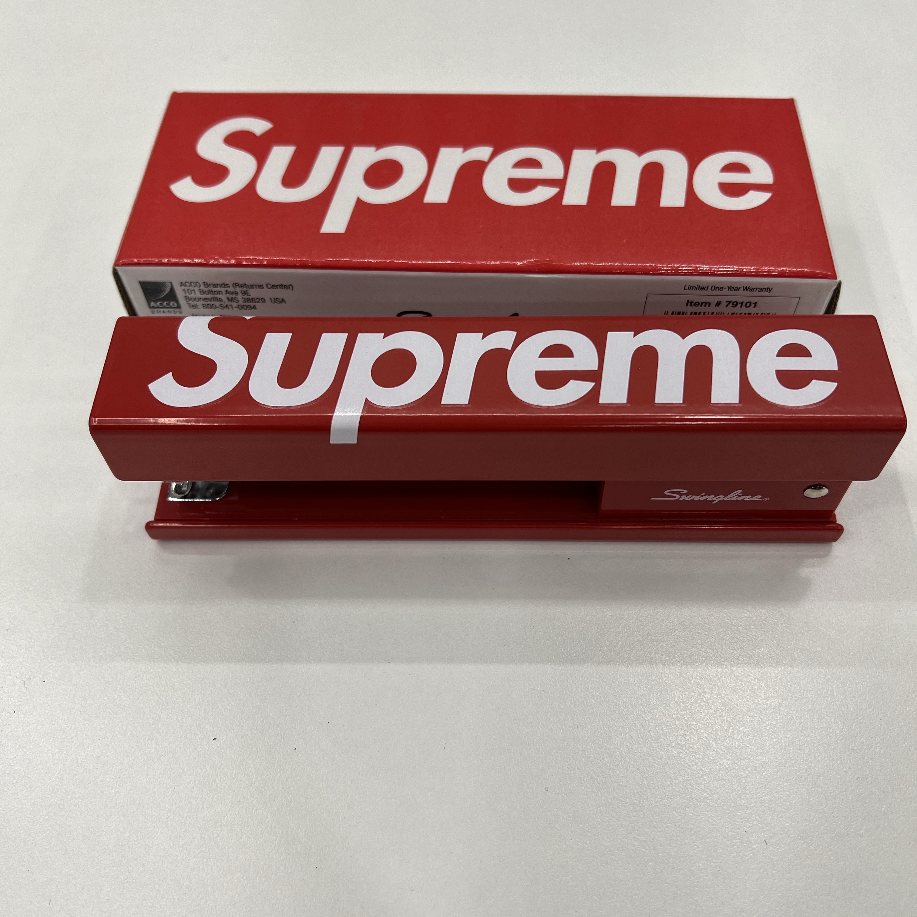 Supreme Swingline Stapler Red - 20SS 착용 스타일 - 1