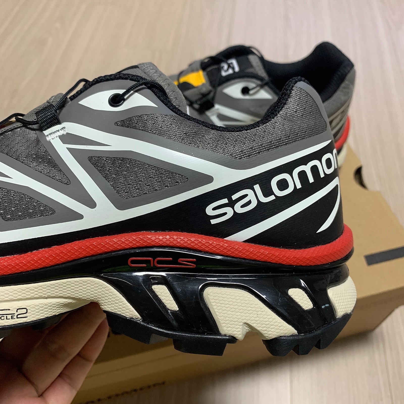 Salomon XT-6 Pewter Aurora Red 착용 스타일 - 4