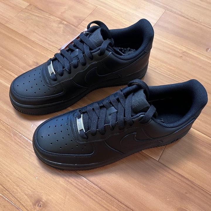 Nike Air Force 1 '07 Low Triple Black 착용 스타일