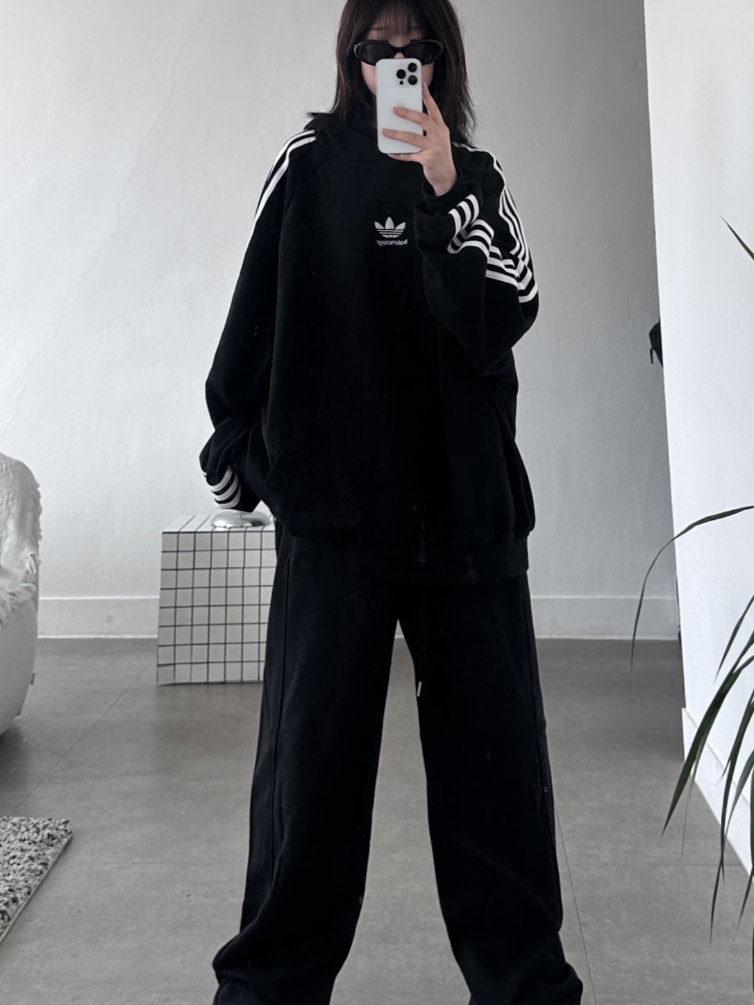 Balenciaga x Adidas Hoodie Large Fit Black 착용 스타일