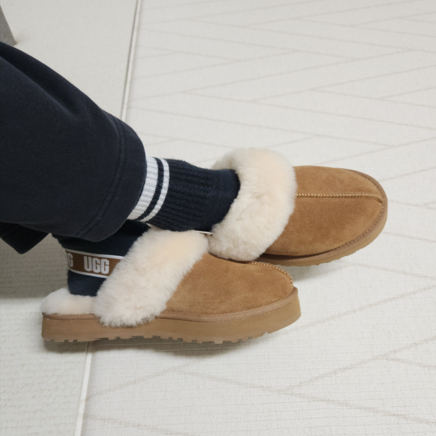 (Kids) UGG Funkette Slides Chestnut 착용 스타일 - 2