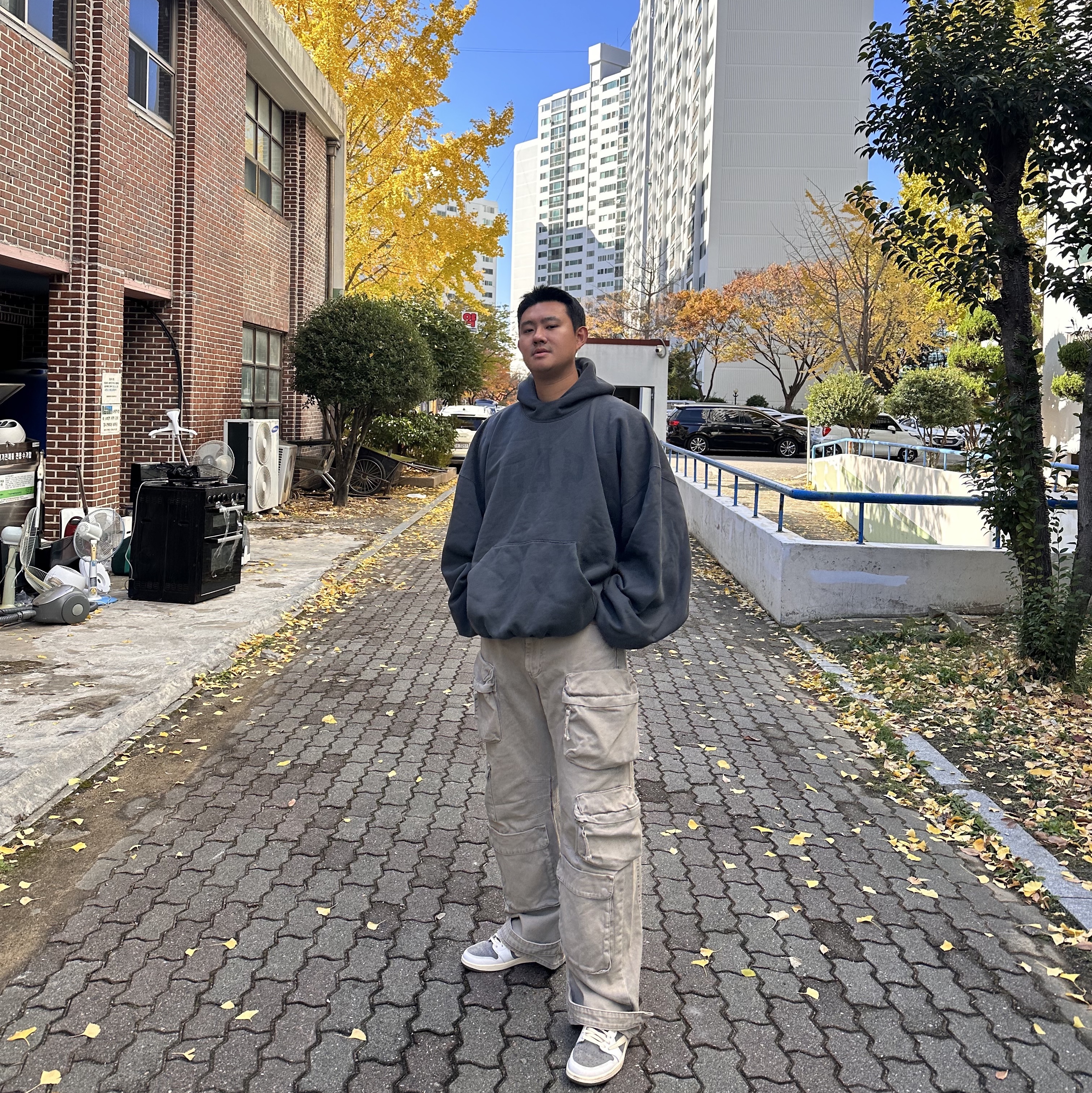 Yeezy Gap Engineered By Balenciaga Dove Hoodie Black, Zara Utility Cargo Jeans Dark Sand 착용 스타일