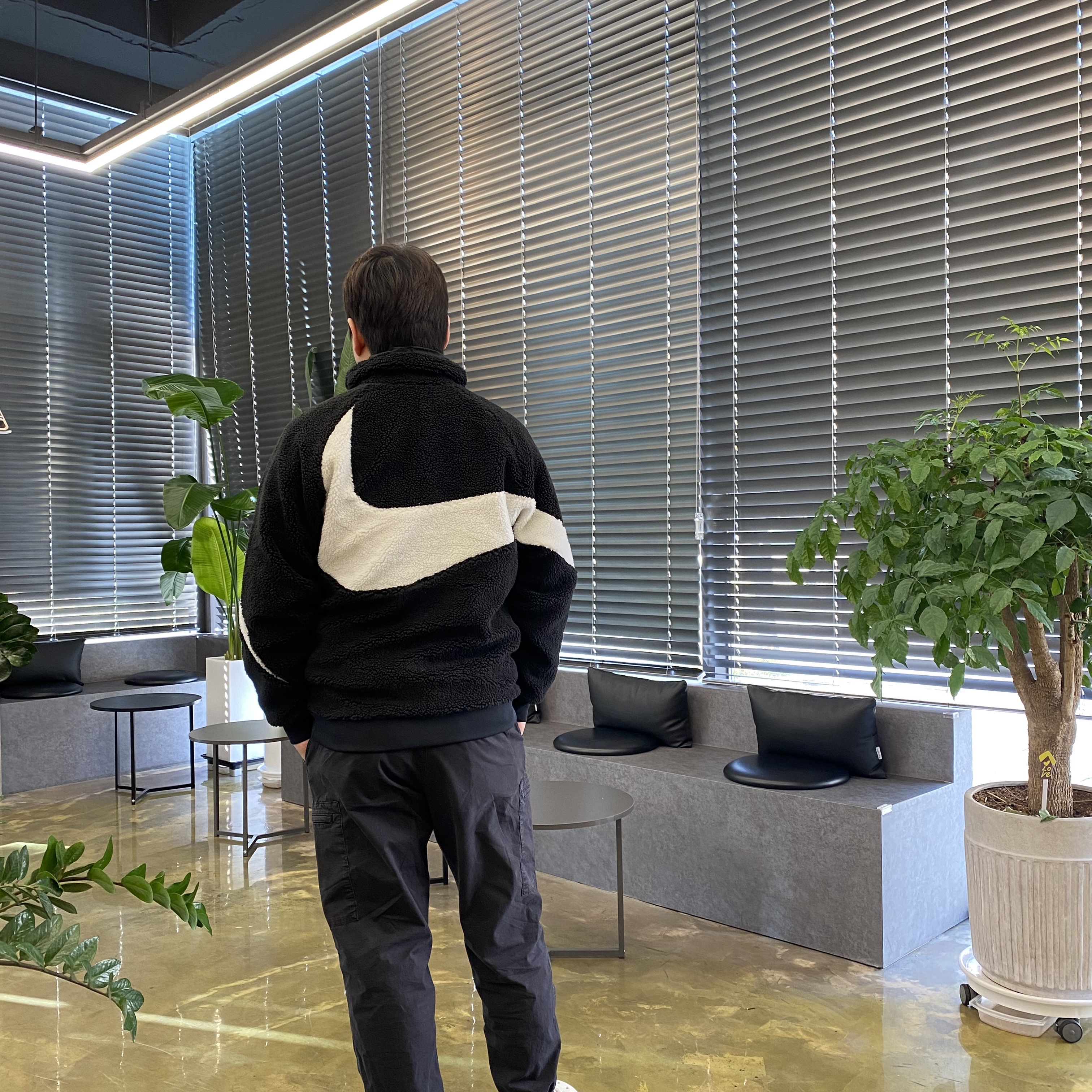 Nike Big Swoosh Full Zip Jacket Black Sail 착용 스타일