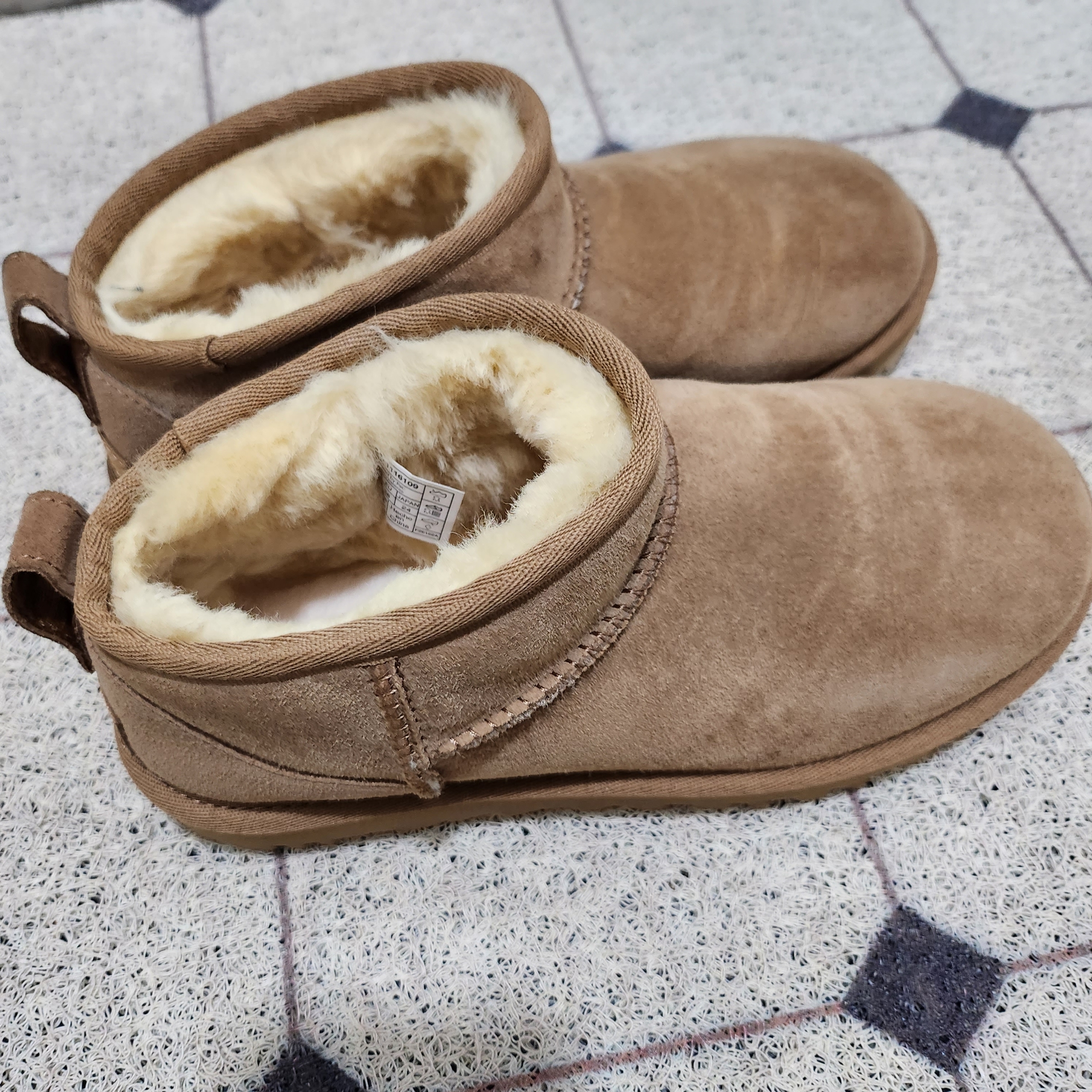 (W) UGG Classic Ultra Mini Boots Chestnut 착용 스타일 - 2