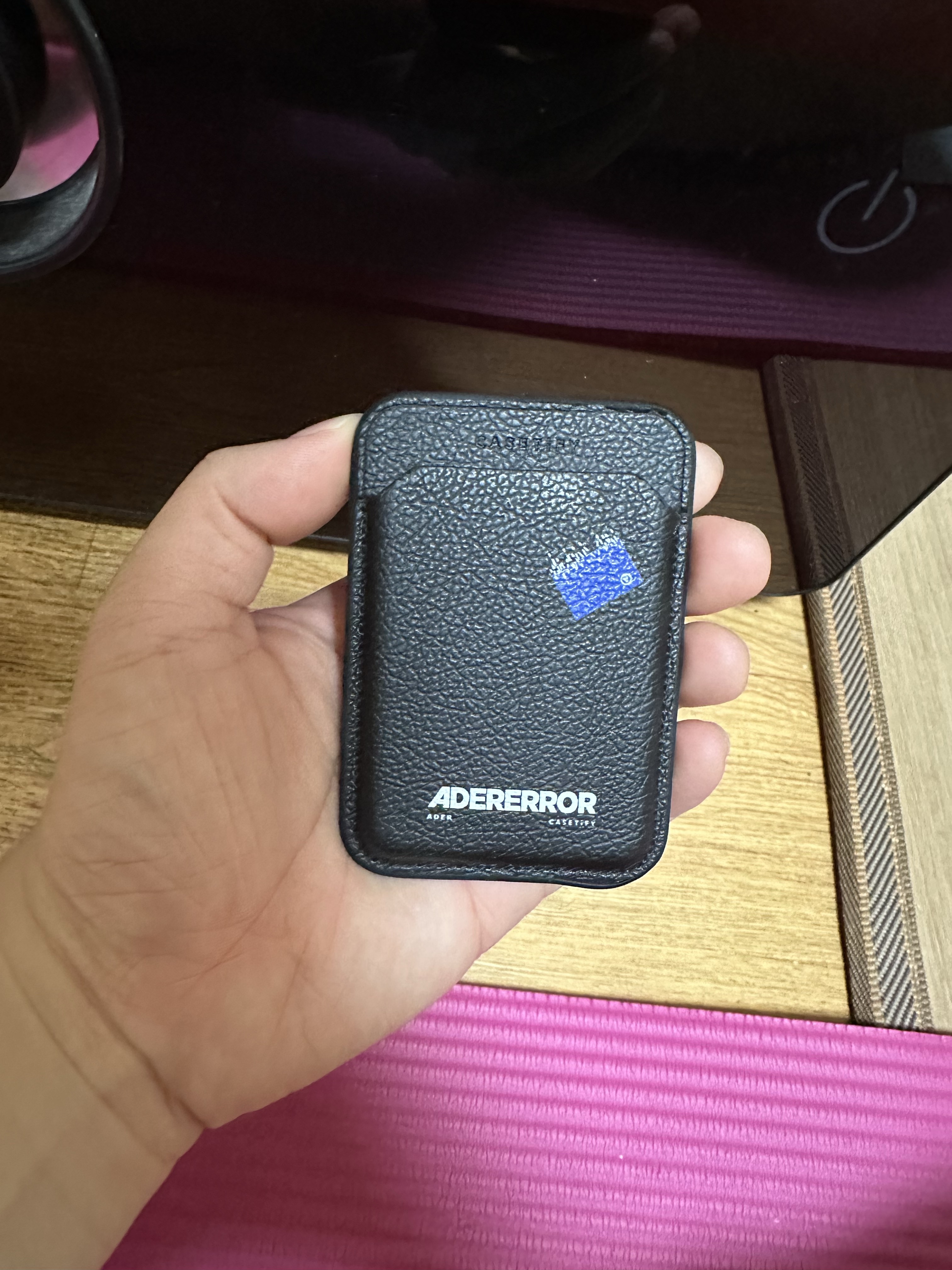 Casetify x Ader Error Magsafe Wallet Noir 착용 스타일