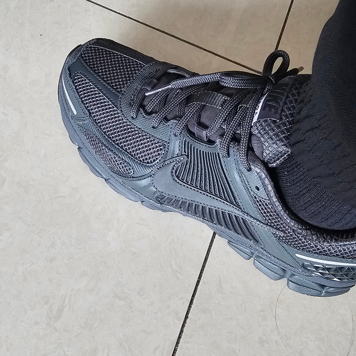 Nike Zoom Vomero 5 SP Anthracite 2023 착용 스타일 - 1