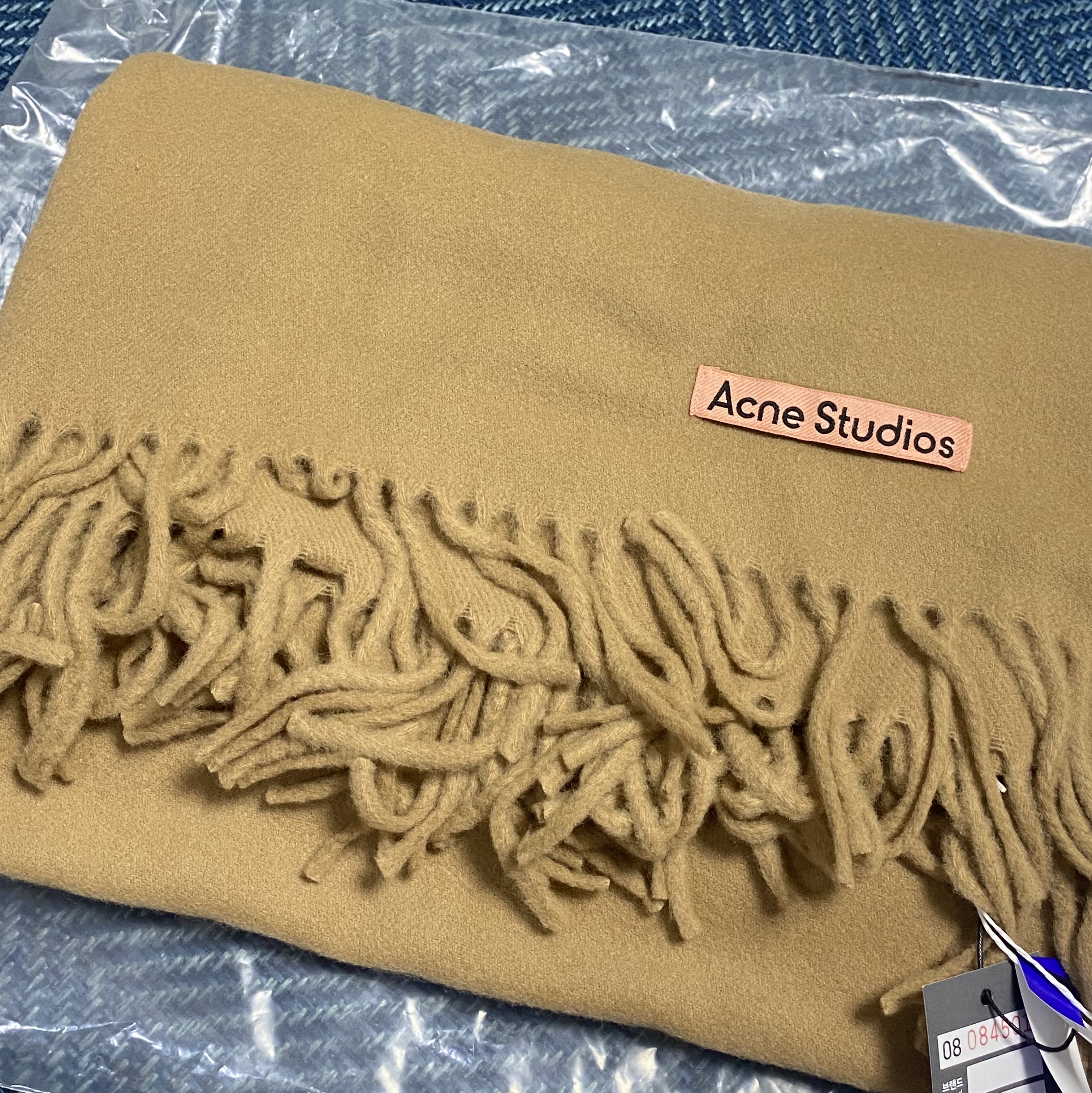 Acne Studios Wool Fringe Muffler Dark Camel 착용 스타일