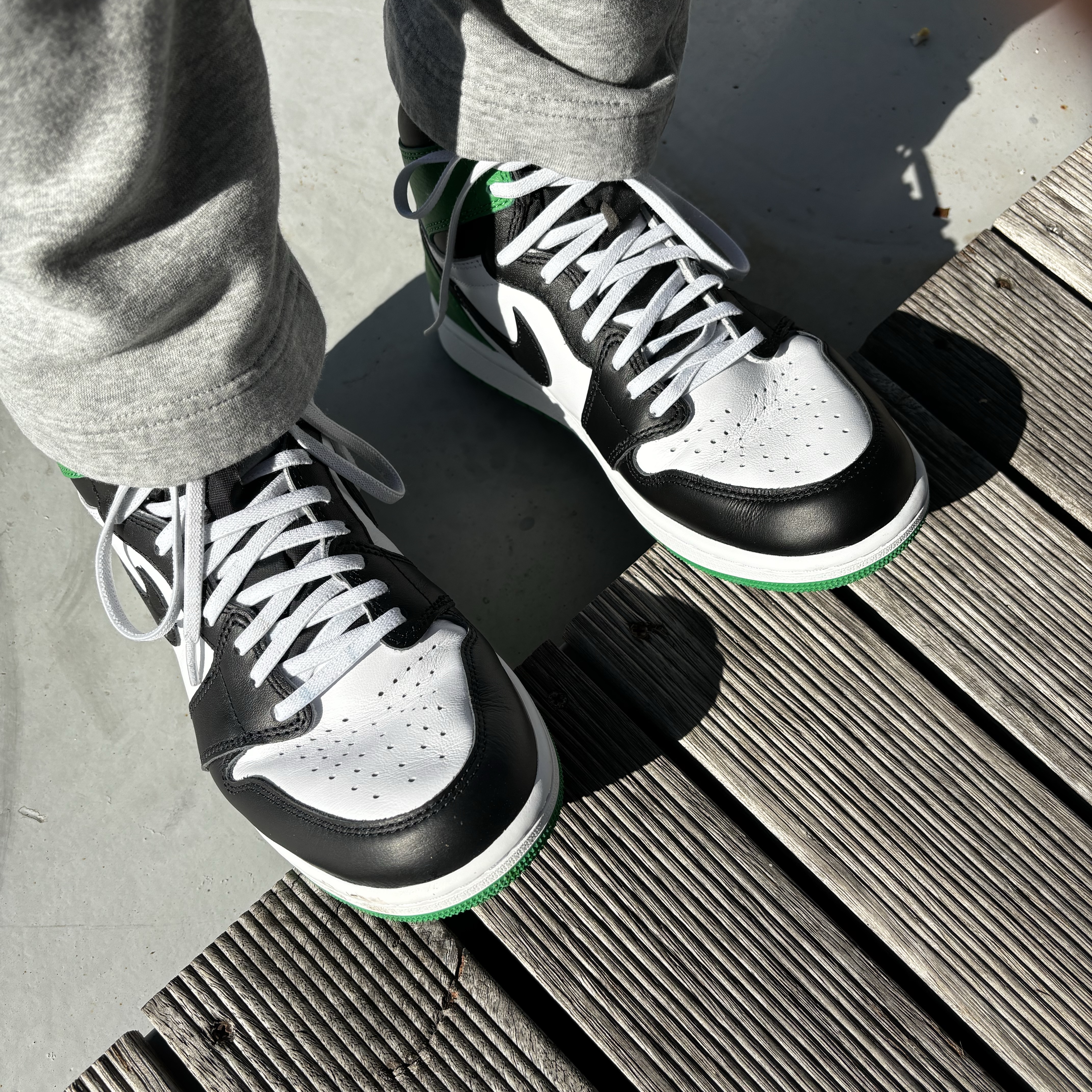 Jordan 1 Retro High OG Black and Lucky Green 착용 스타일 - 2